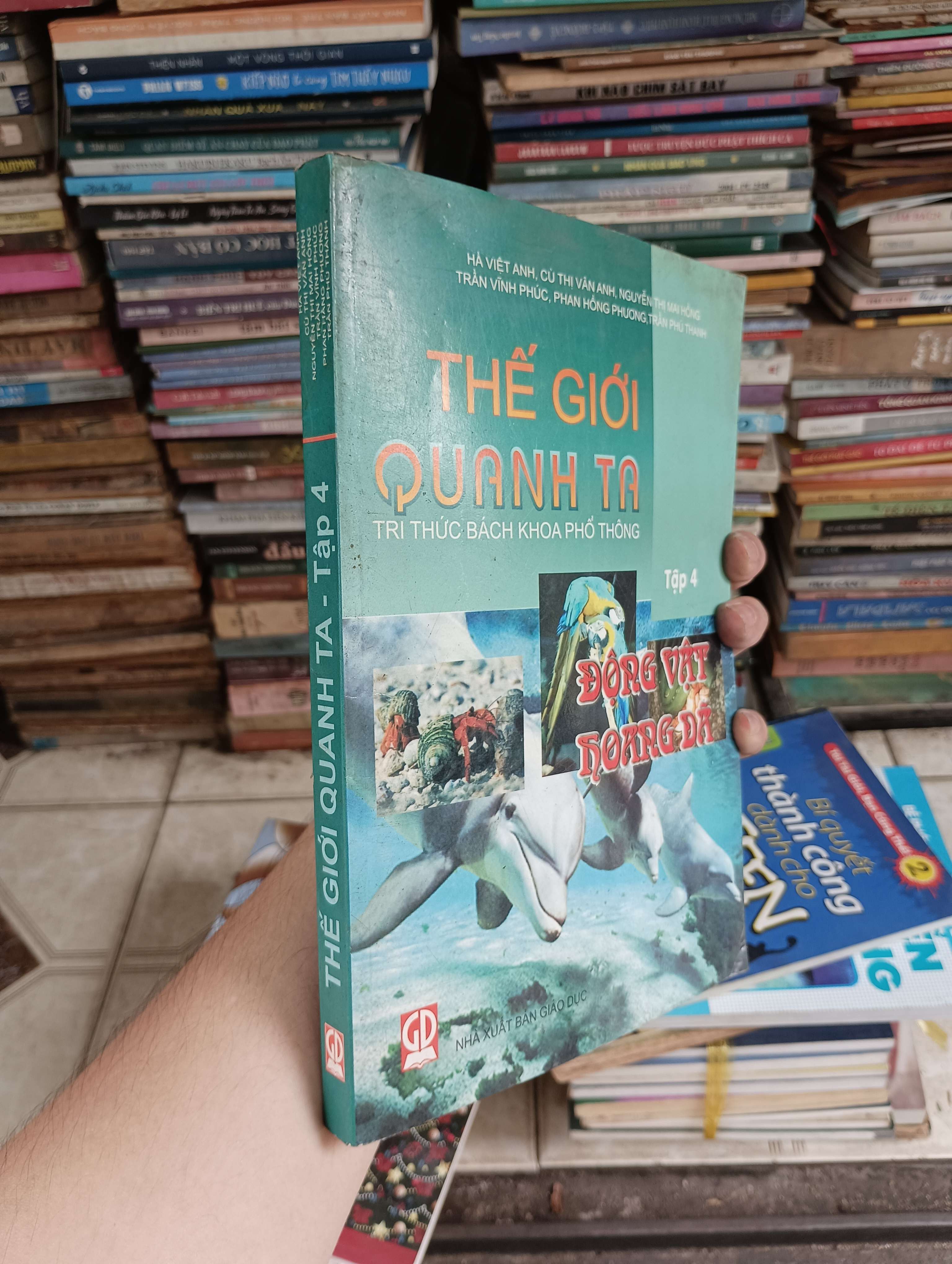 Thế giới quanh ta - Tri thức bách khoa phổ thông (Tập 4: Động vật hoang dã) 2002 (Sách kiến thức tổng hợp) BGB