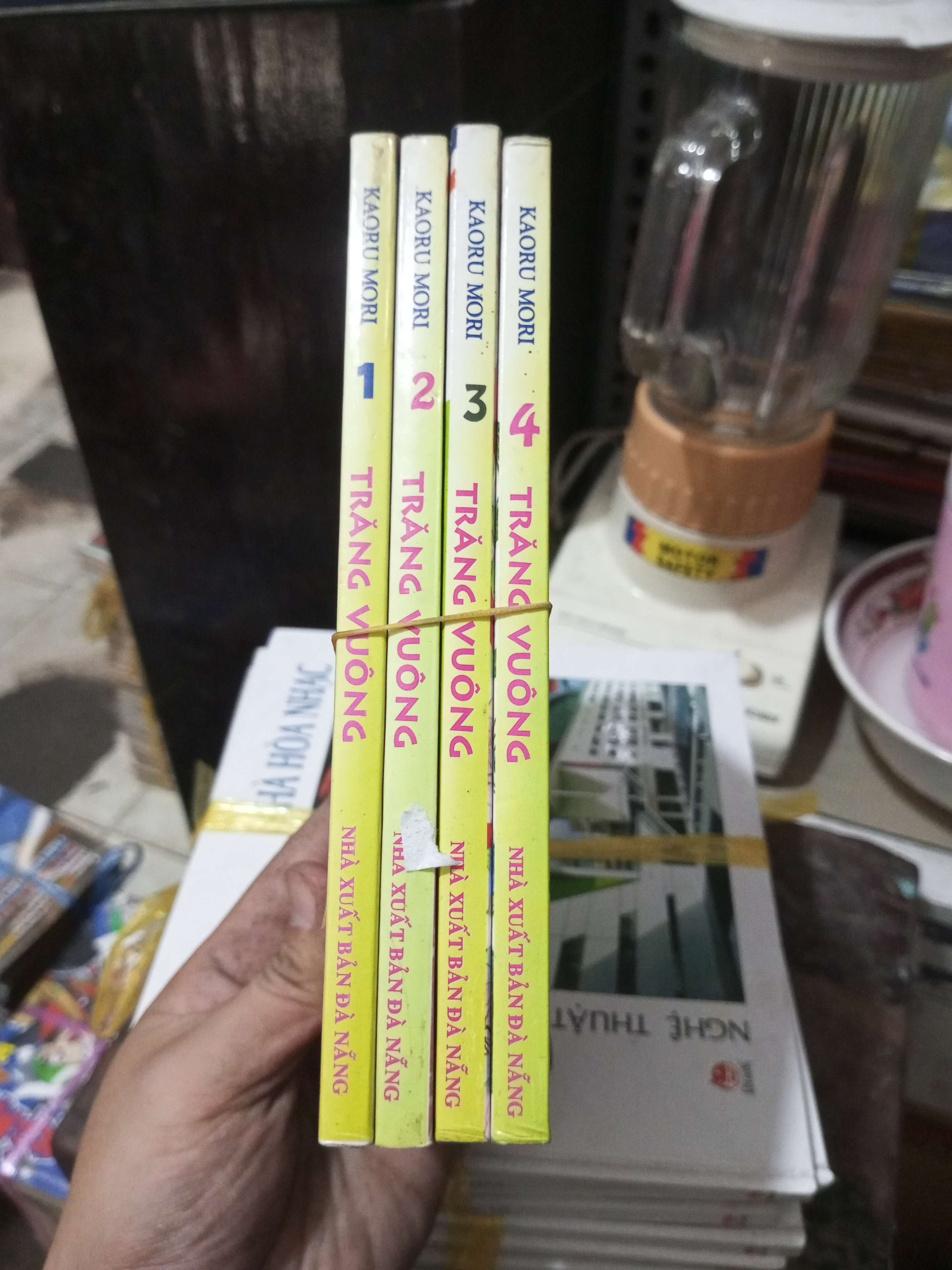 4 cuốn TRĂNG VUÔNG (Truyện tranh ) BGB