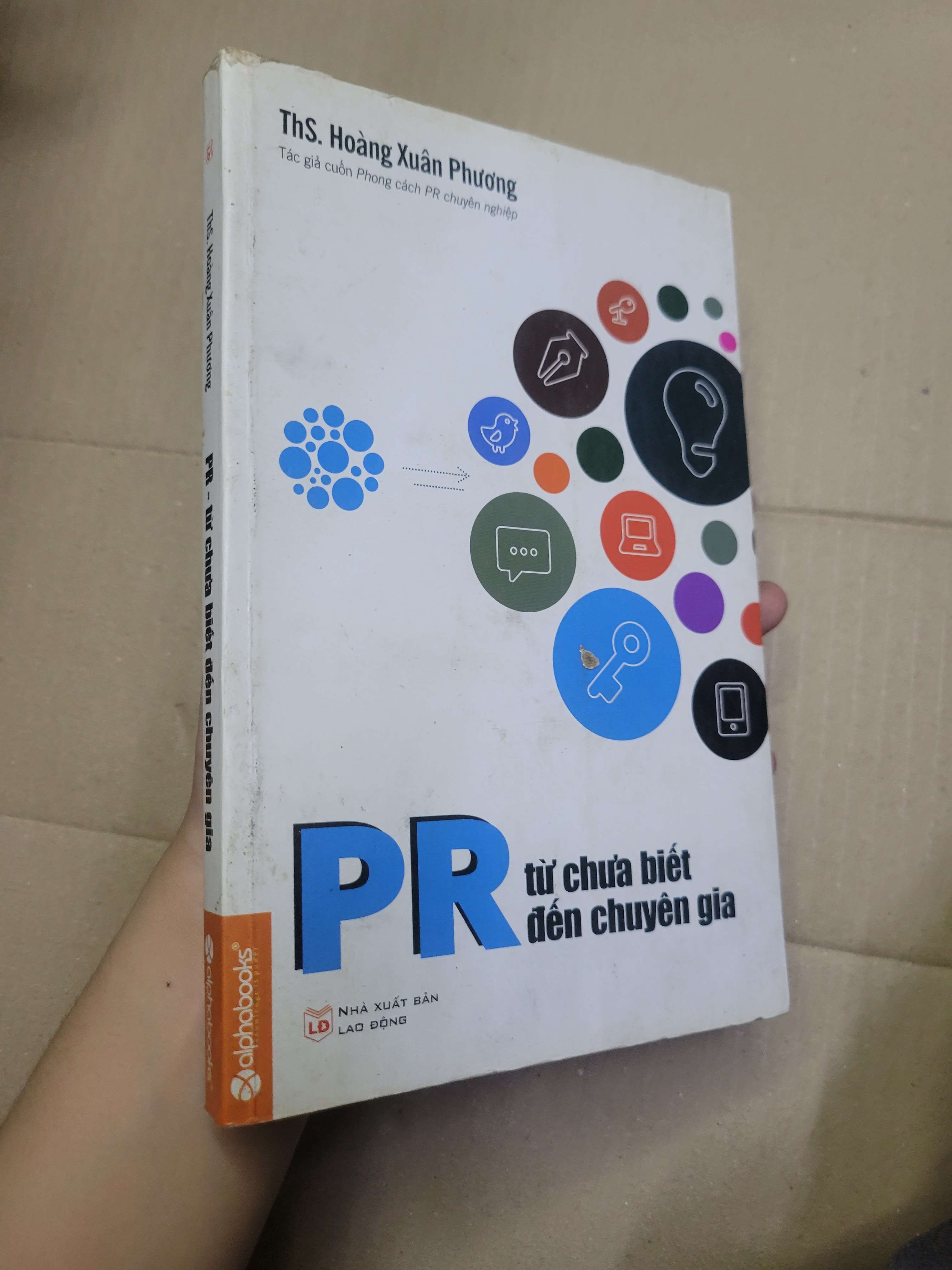 PR TỪ CHƯA BIẾT ĐẾN CHUYÊN GIA - THS. HOÀNG XUÂN PHƯƠNG 2015 mới 80% bẩn bìa, ố nhẹ, ẩm, có vệt nước (Kinh doanh - Marketing) HCM