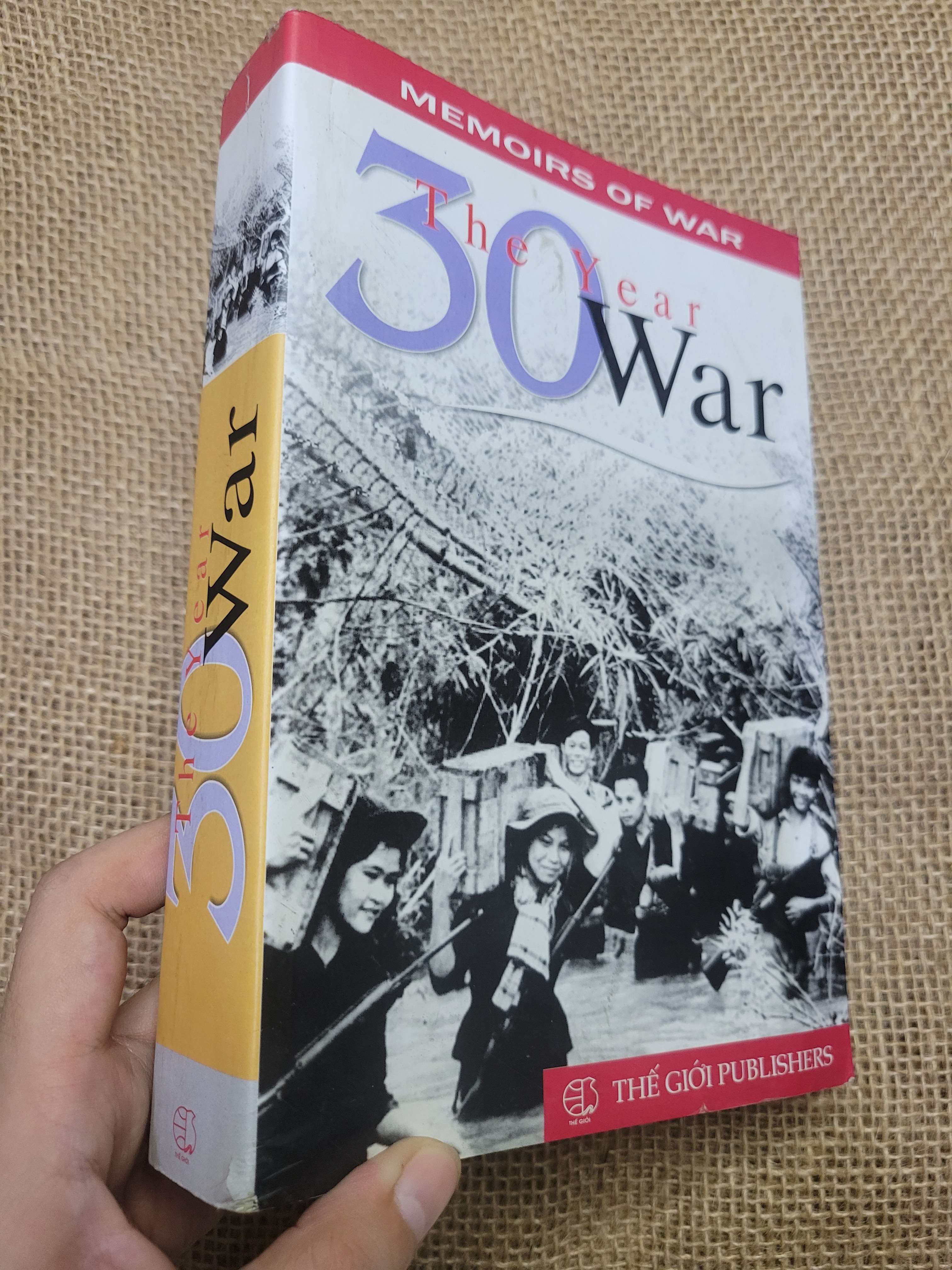 30 THE YEAR WAR 2009 mới 80% bẩn bìa, ố nhẹ (Sách ngoại) HCM