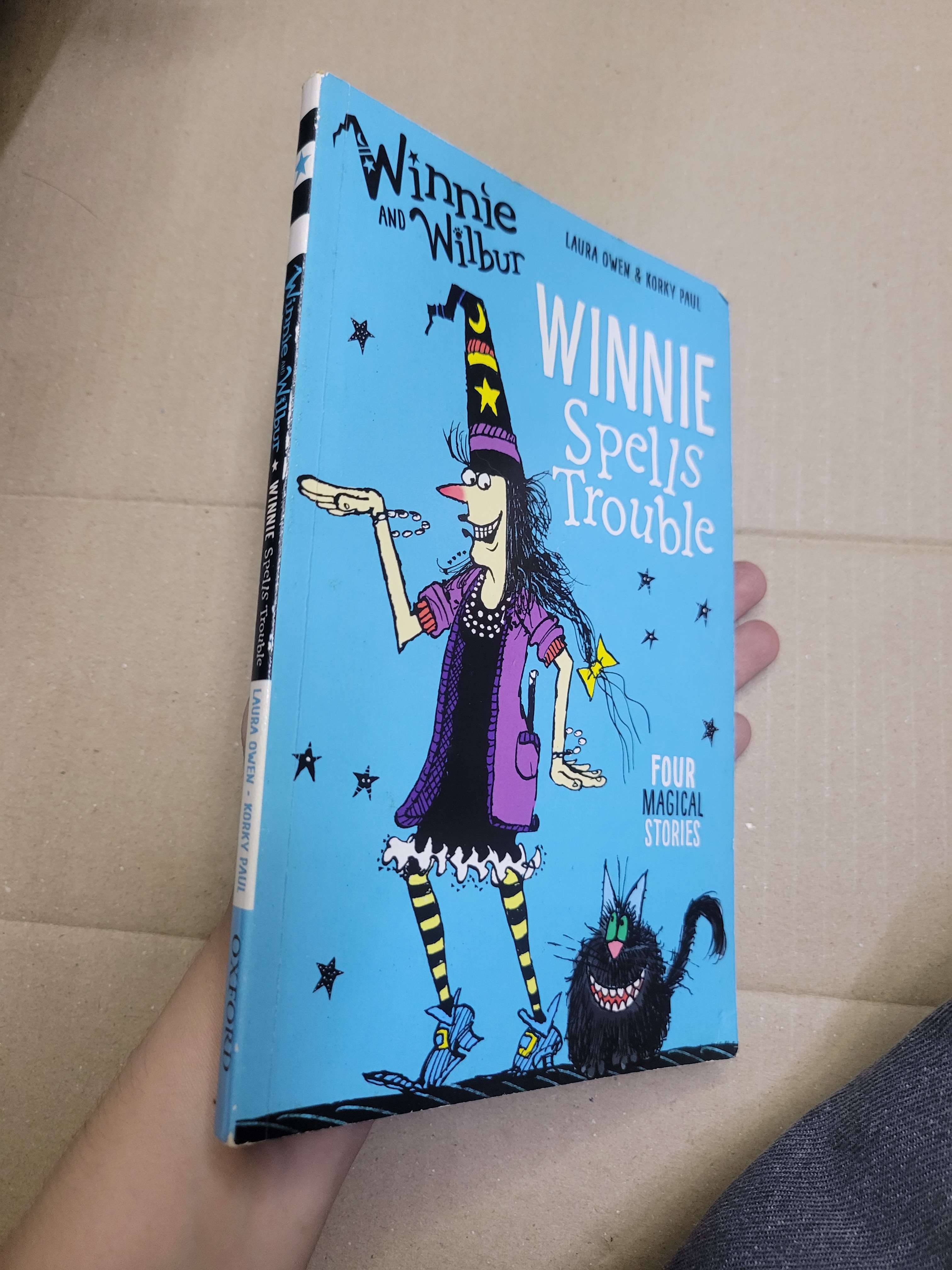 WINNIE AND WILBUR: WINNIE SPELLS TROUBLE - LAURA OWEN mới 80% bẩn bìa, ố nhẹ (Truyện tranh ) HCM