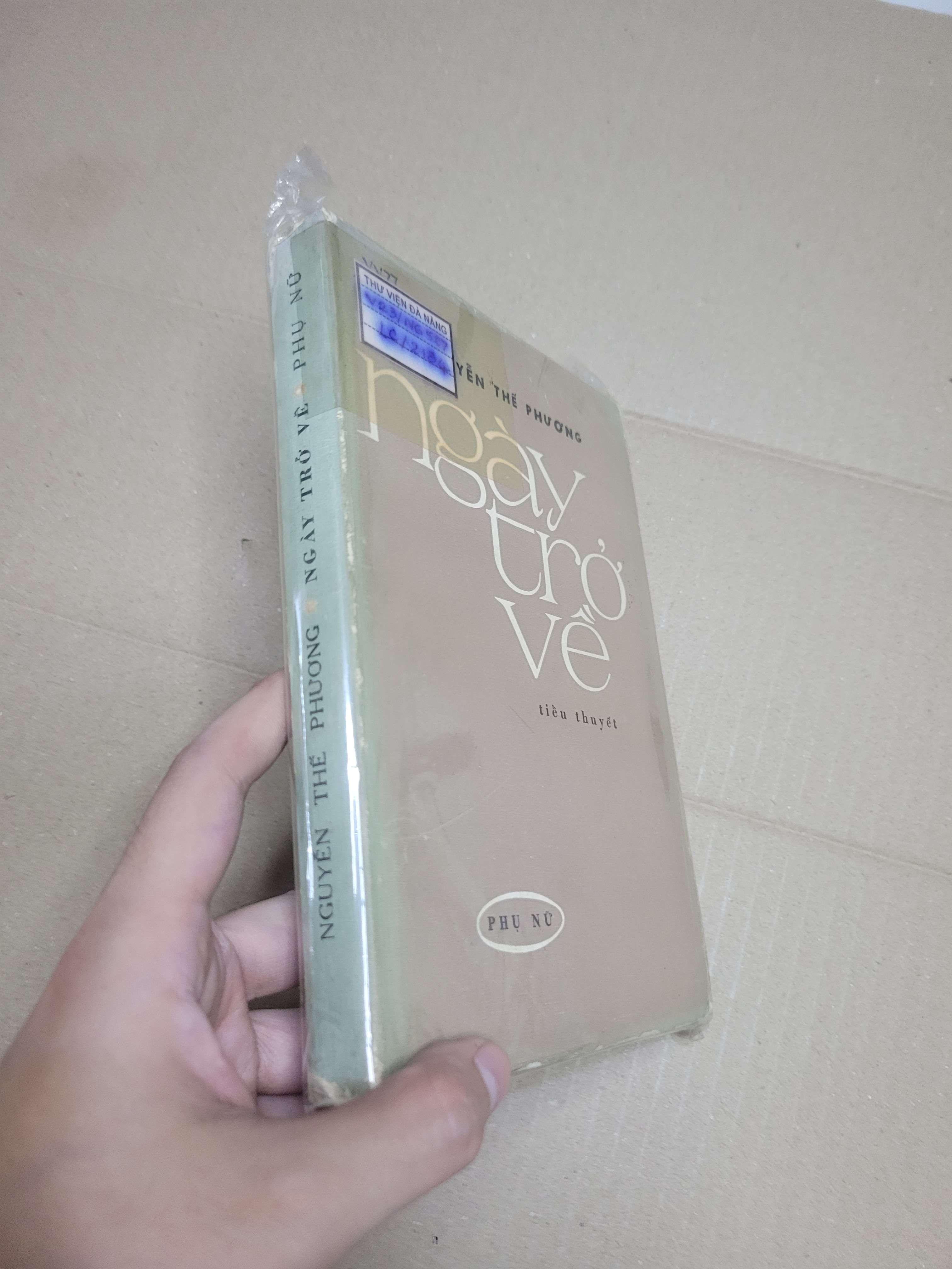 NGÀY TRỞ VỀ - Nguyễn Thế Phương 1977 mới 60% bẩn bìa, tróc gáy, ố vàng, có mộc đỏ, chữ viết (Văn học Việt Nam) HCM