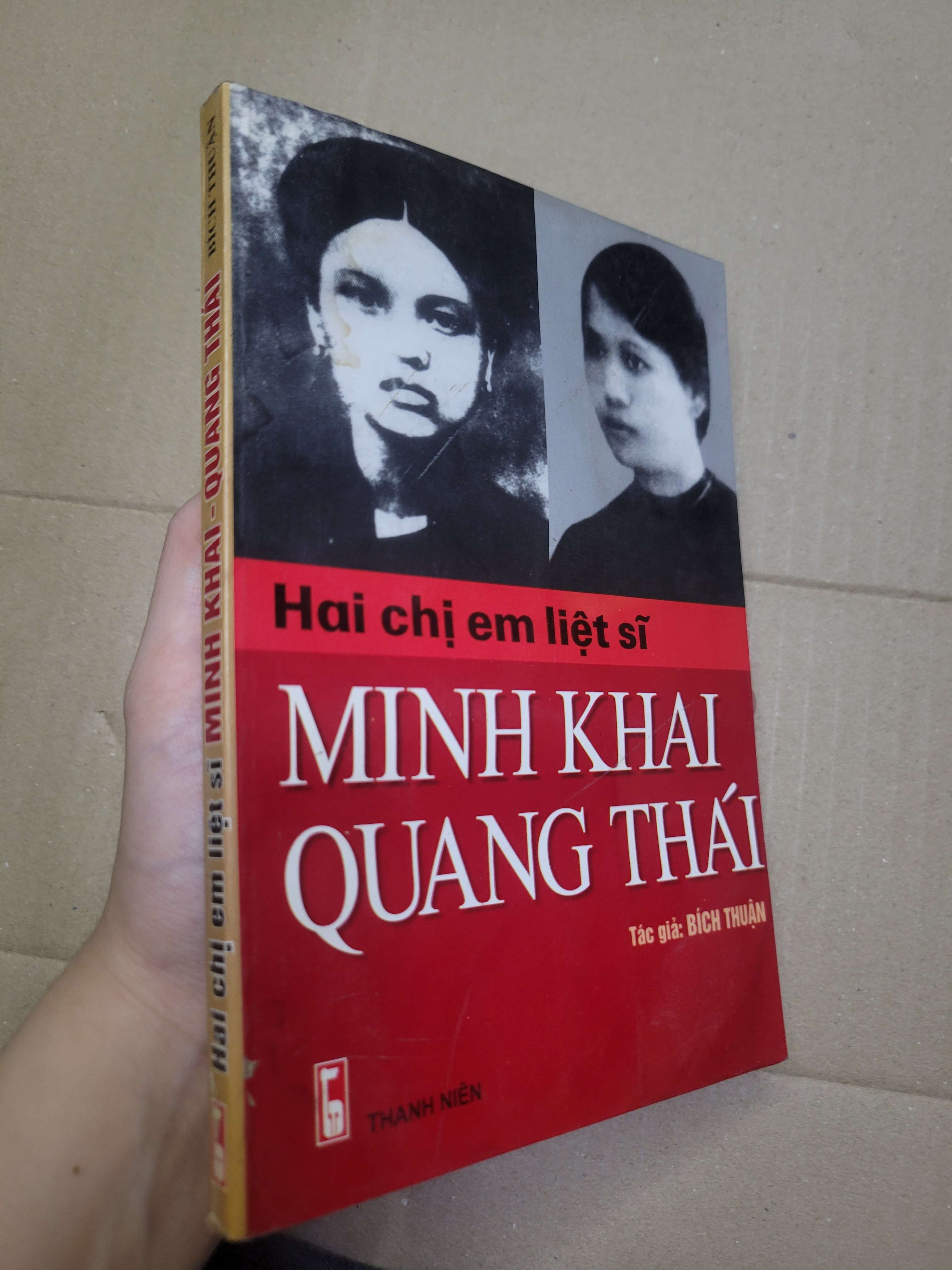 HAI CHỊ EM LIỆT SĨ MINH KHAI QUANG THÁI - BÍCH THUẬN 2009 mới 80% bẩn bìa, ố nhẹ, vệt nước, bị ẩm (Lịch sử Việt Nam) HCM