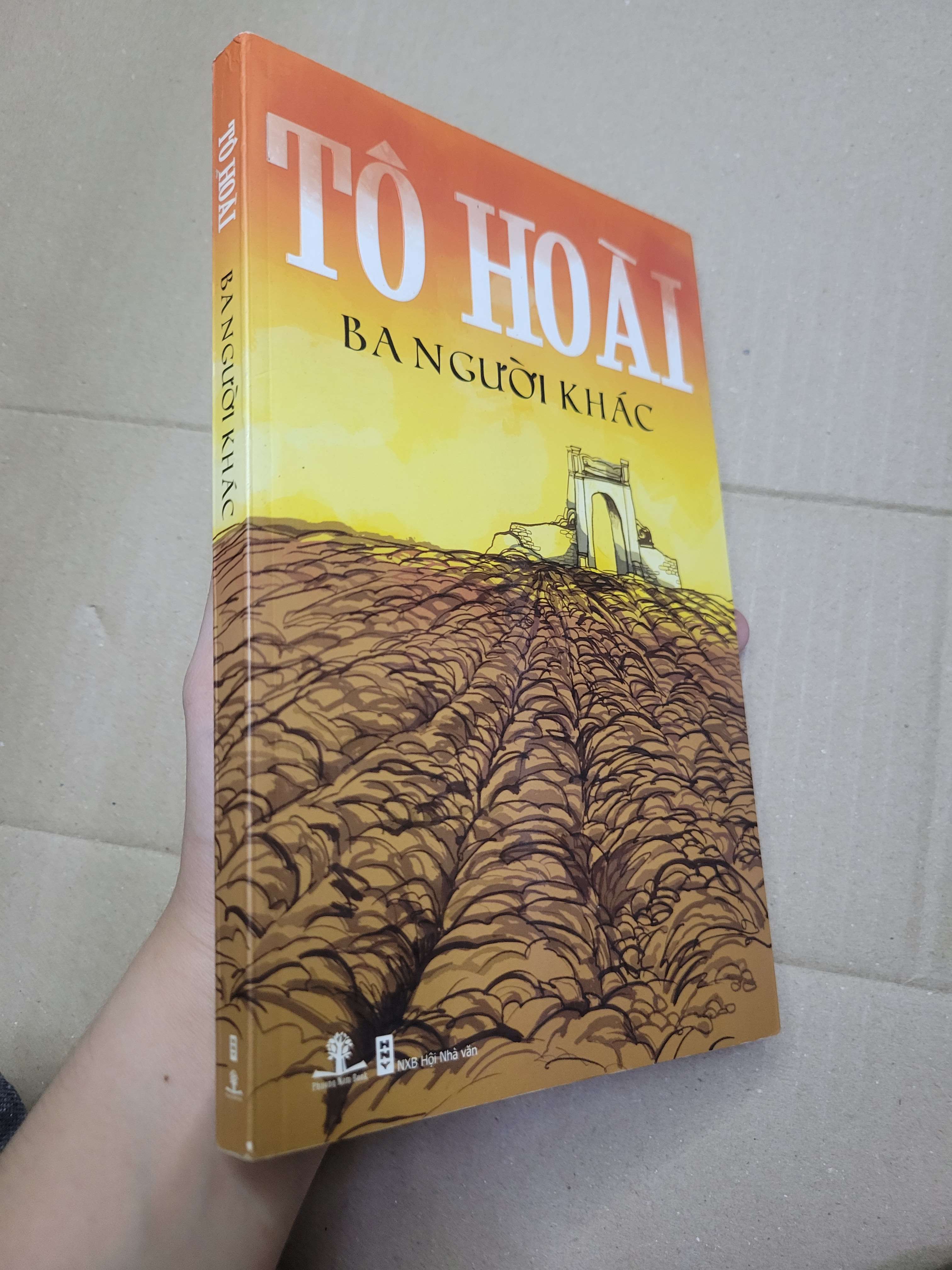 BA NGƯỜI KHÁC - TÔ HOÀI 2015 mới 80% bẩn bìa, mộc đỏ (Văn học Việt Nam) HCM