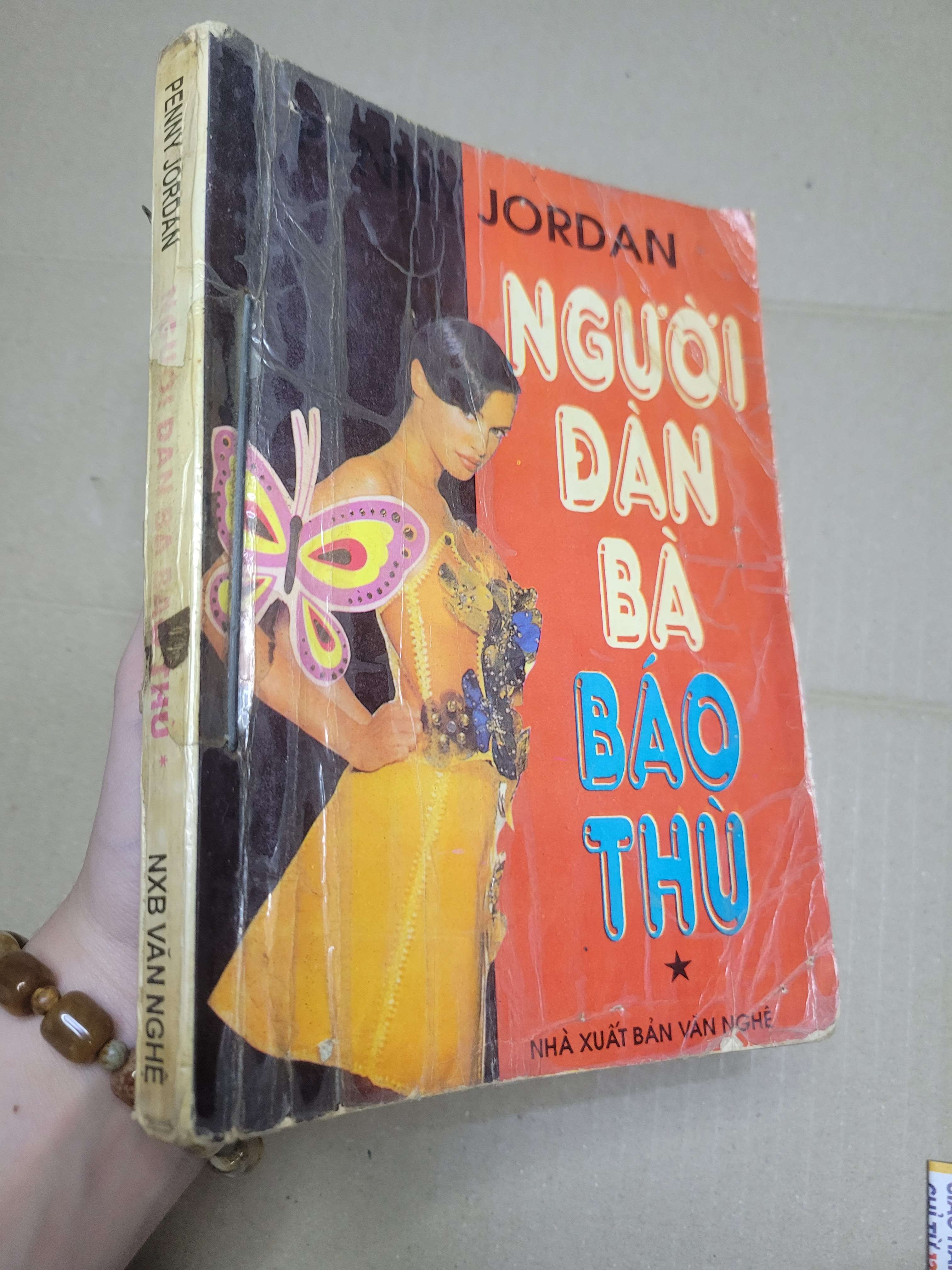 NGƯỜI ĐÀN BÀ BÁO THÙ tập 1 - Penny Jordan 1994 mới 60% bẩn bìa, ố vàng, rách trang, có mộc đỏ, chữ viết (Văn học nước ngoài) HCM