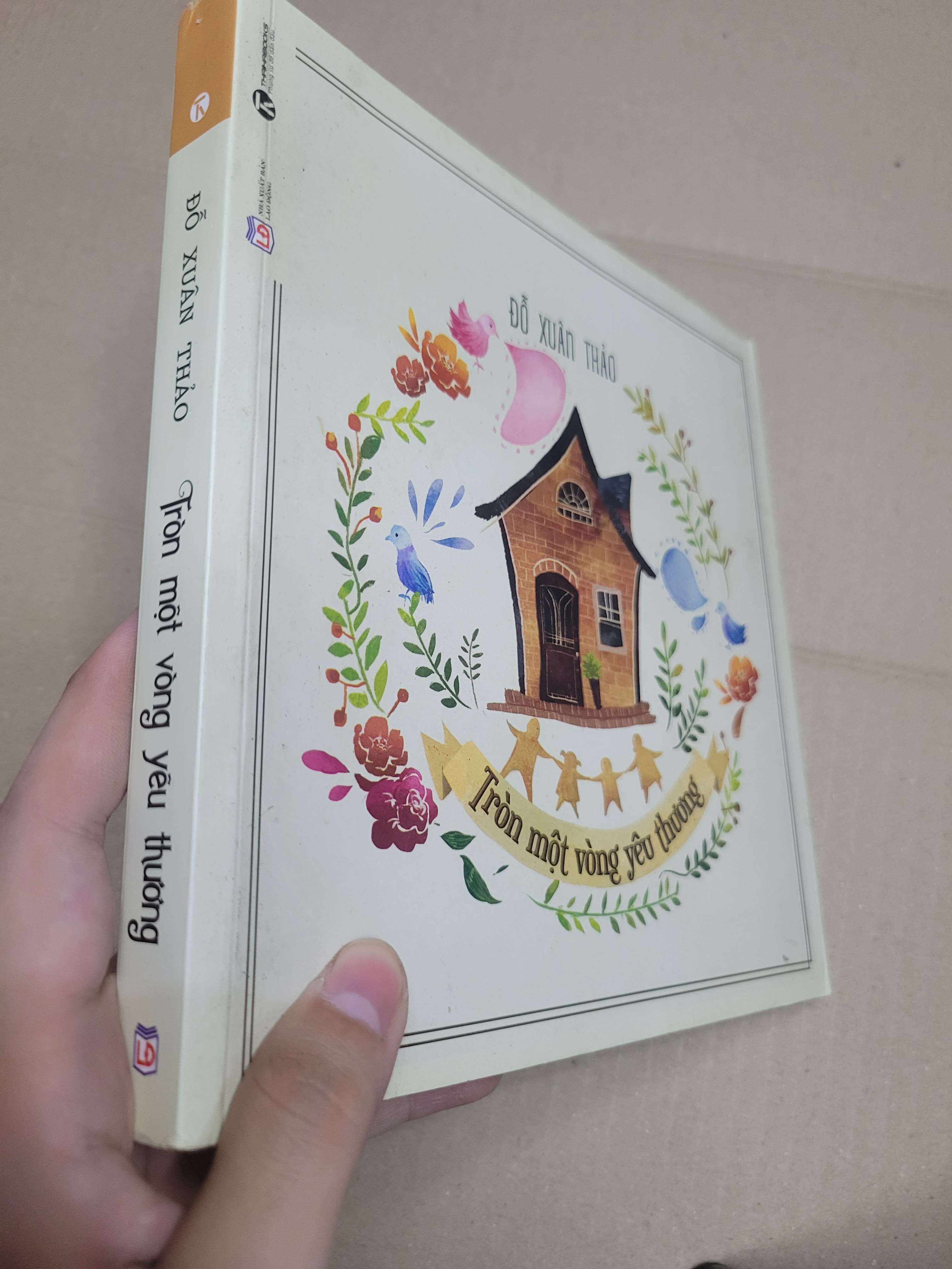 Tròn một vòng yêu thương - Đỗ Xuân Thảo 2015 mới 80% bẩn bìa, ố (Văn học Việt Nam) HCM