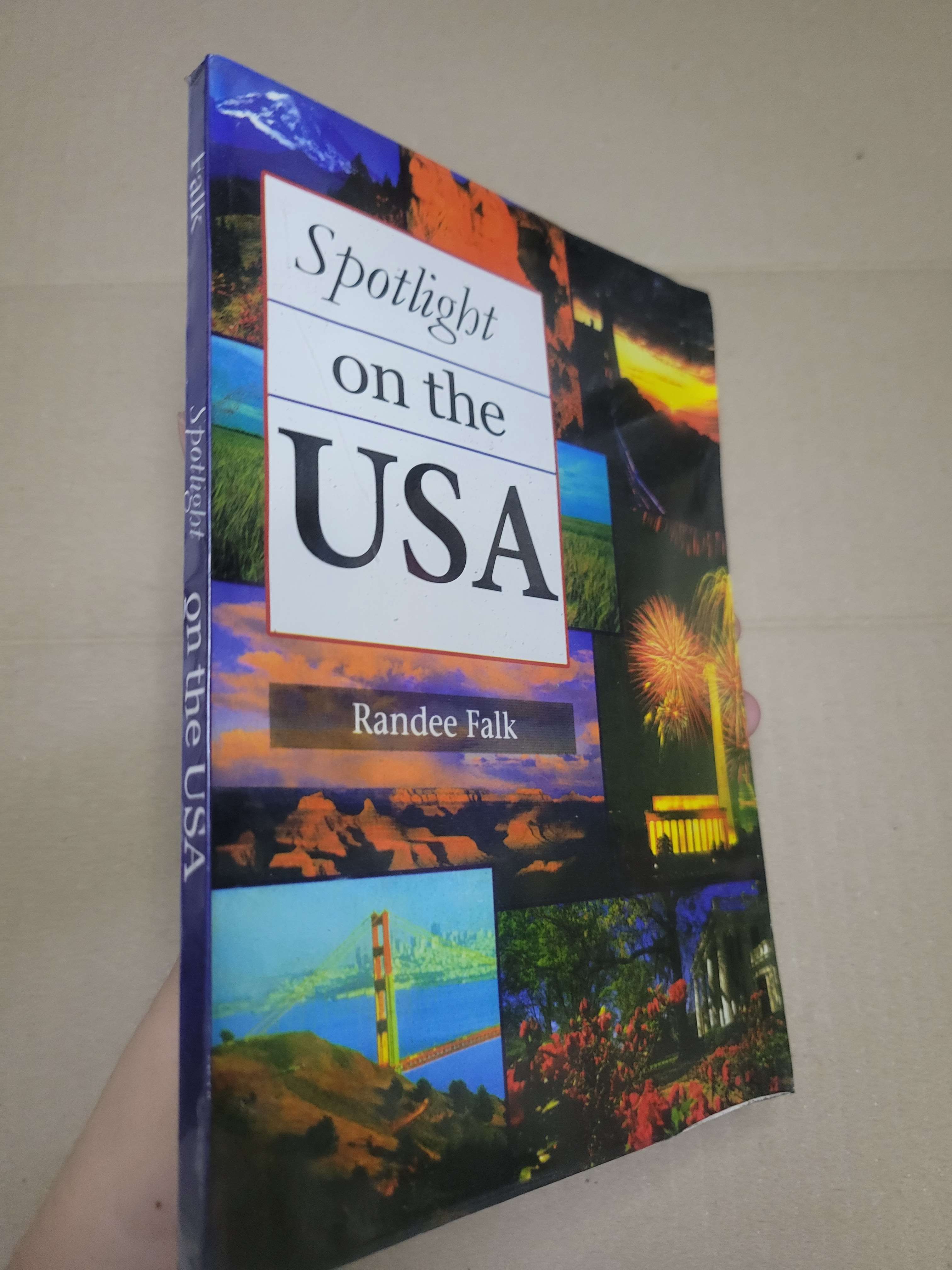 SPOTLIGHT ON THE USA mới 80% bẩn bìa, highlight (Sách học ngoại ngữ) HCM
