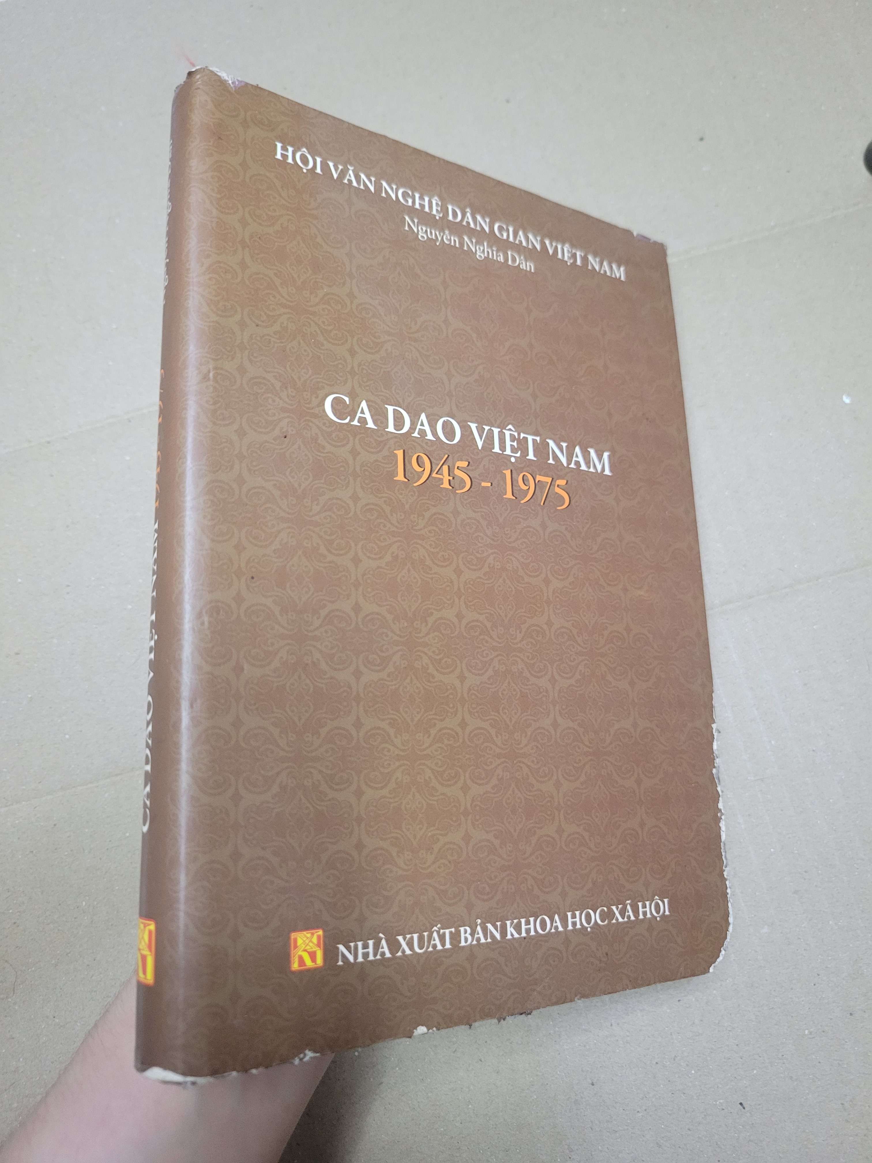 CA DAO VIỆT NAM 1945 - 1975 2010 mới 70% bìa cứng, tróc bìa, tróc áo bìa, bẩn bìa (Văn học Việt Nam) HCM