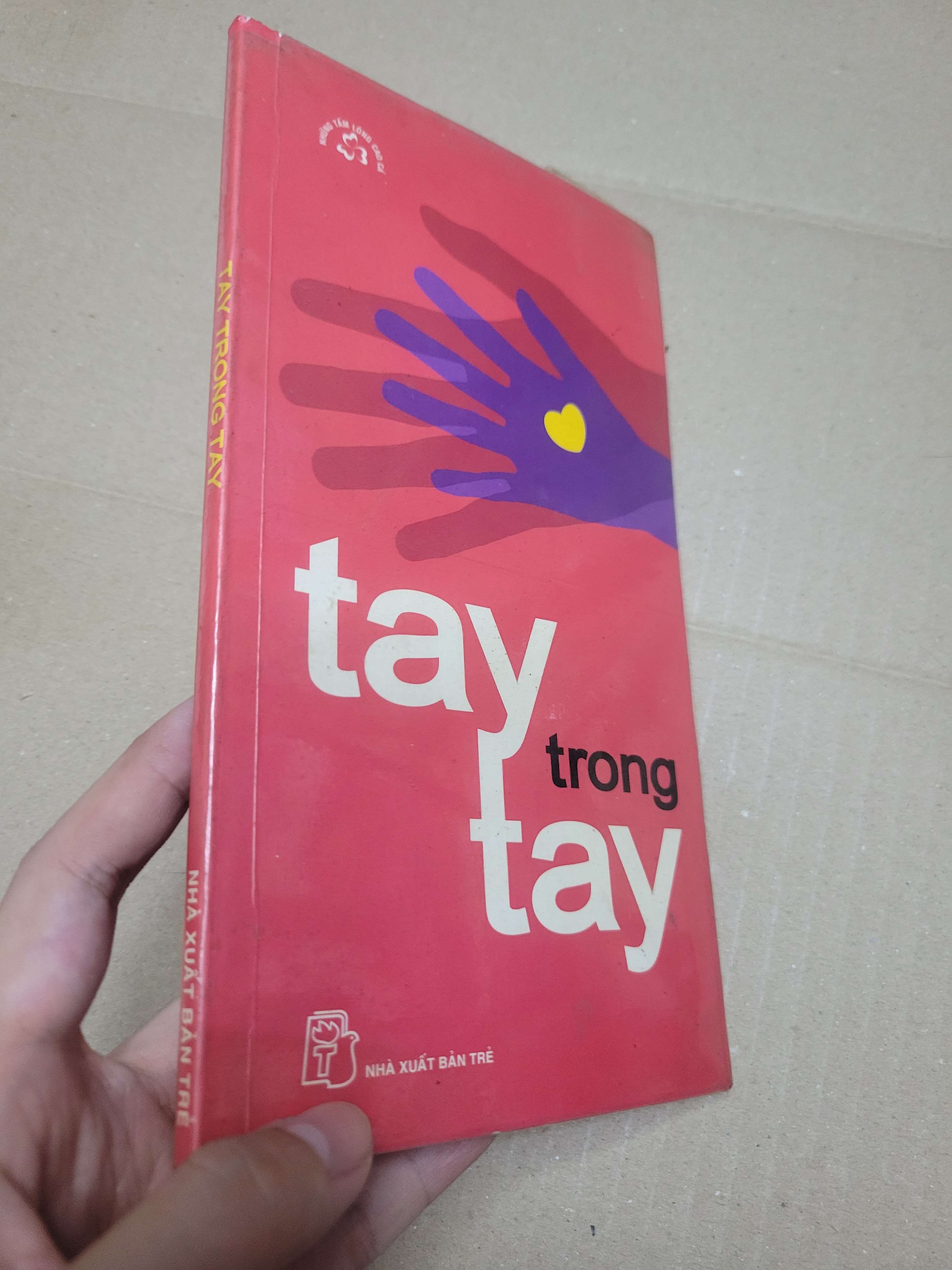 TAY TRONG TAY 2004 mới 80% bẩn bìa, ố, có chữ viết (Kỹ năng sống) HCM
