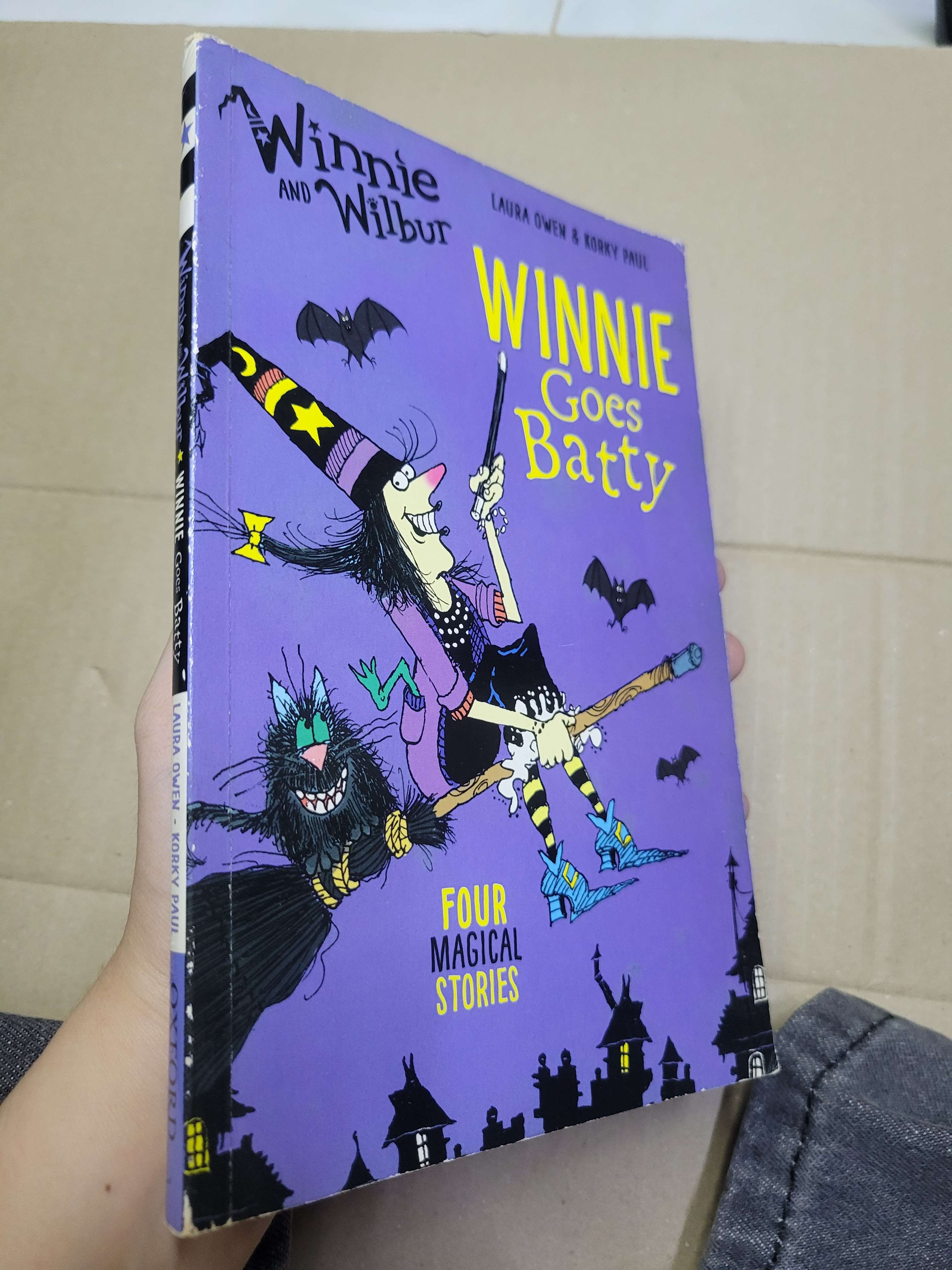 WINNIE AND WILBUR: WINNIE GOES BATTY - LAURA OWEN mới 80% bẩn bìa, ố nhẹ (Truyện tranh ) HCM