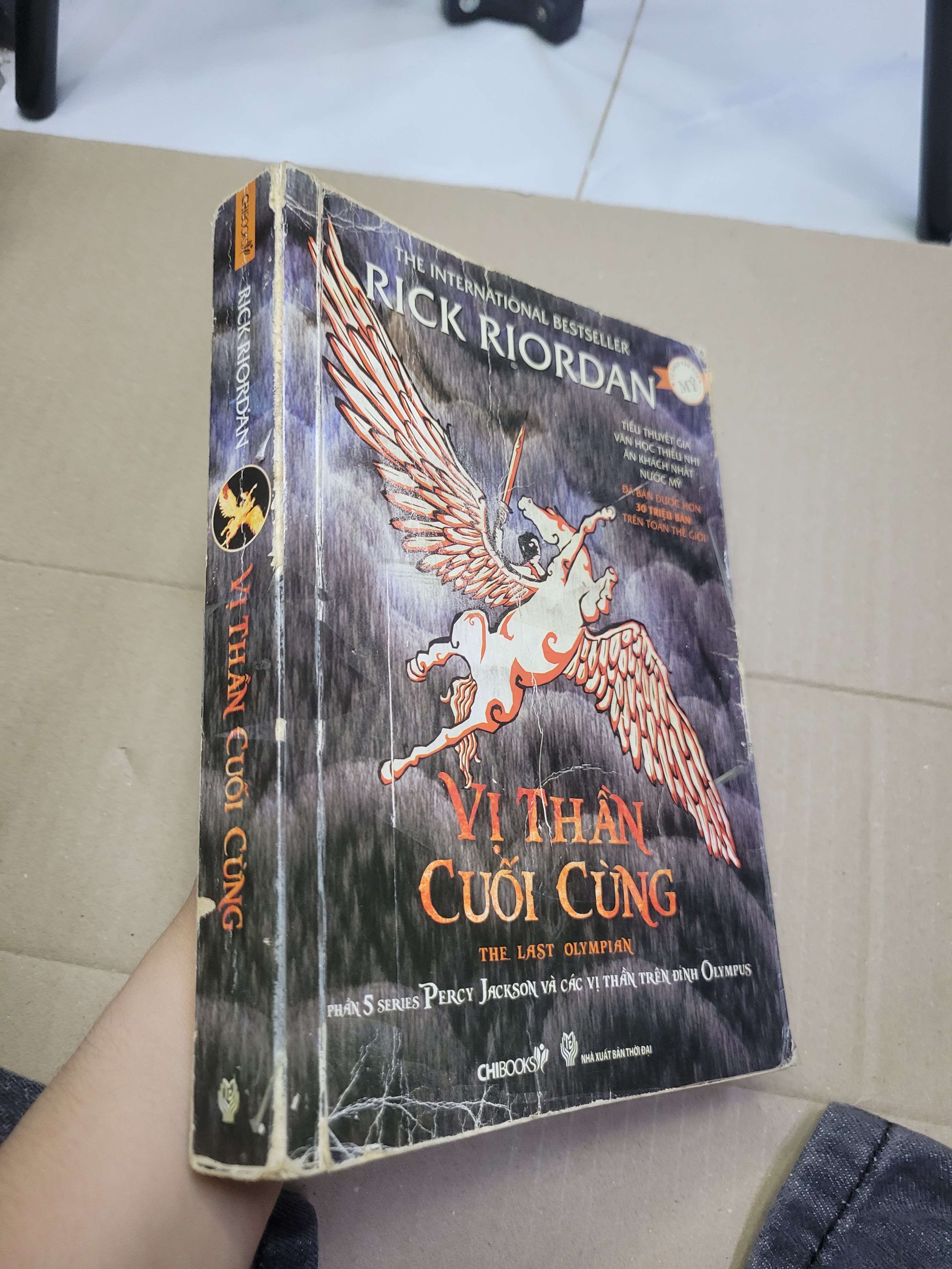 VỊ THẦN CUỐI CÙNG - RICK RIORDAN 2012 mới 80% tróc bìa, bẩn bìa, ố nhẹ (Văn học nước ngoài) HCM