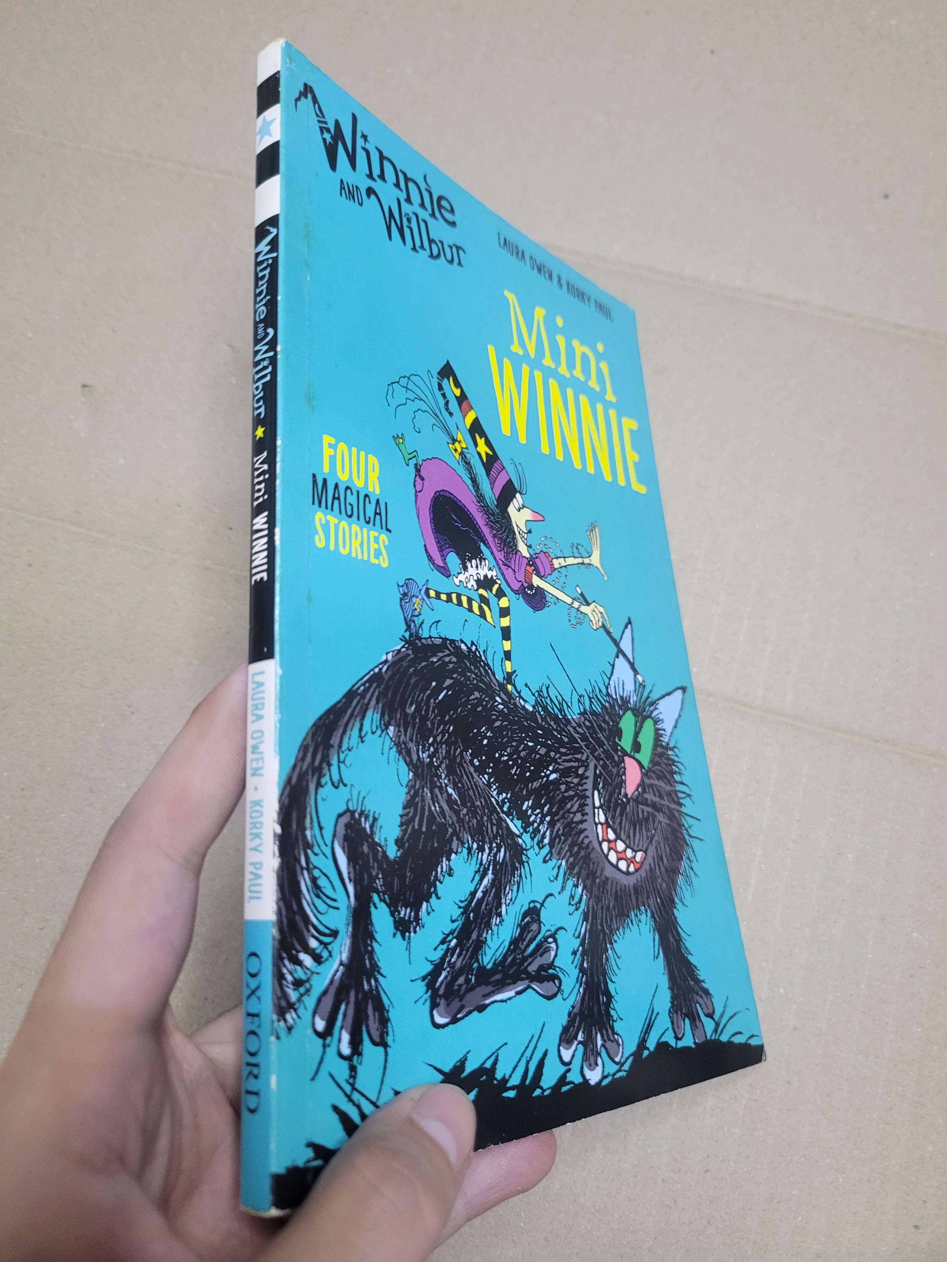 Winnie and Wilbur: Mini Winnie - Laura Owen mới 80% ố nhẹ, bẩn bìa (Truyện tranh ) HCM