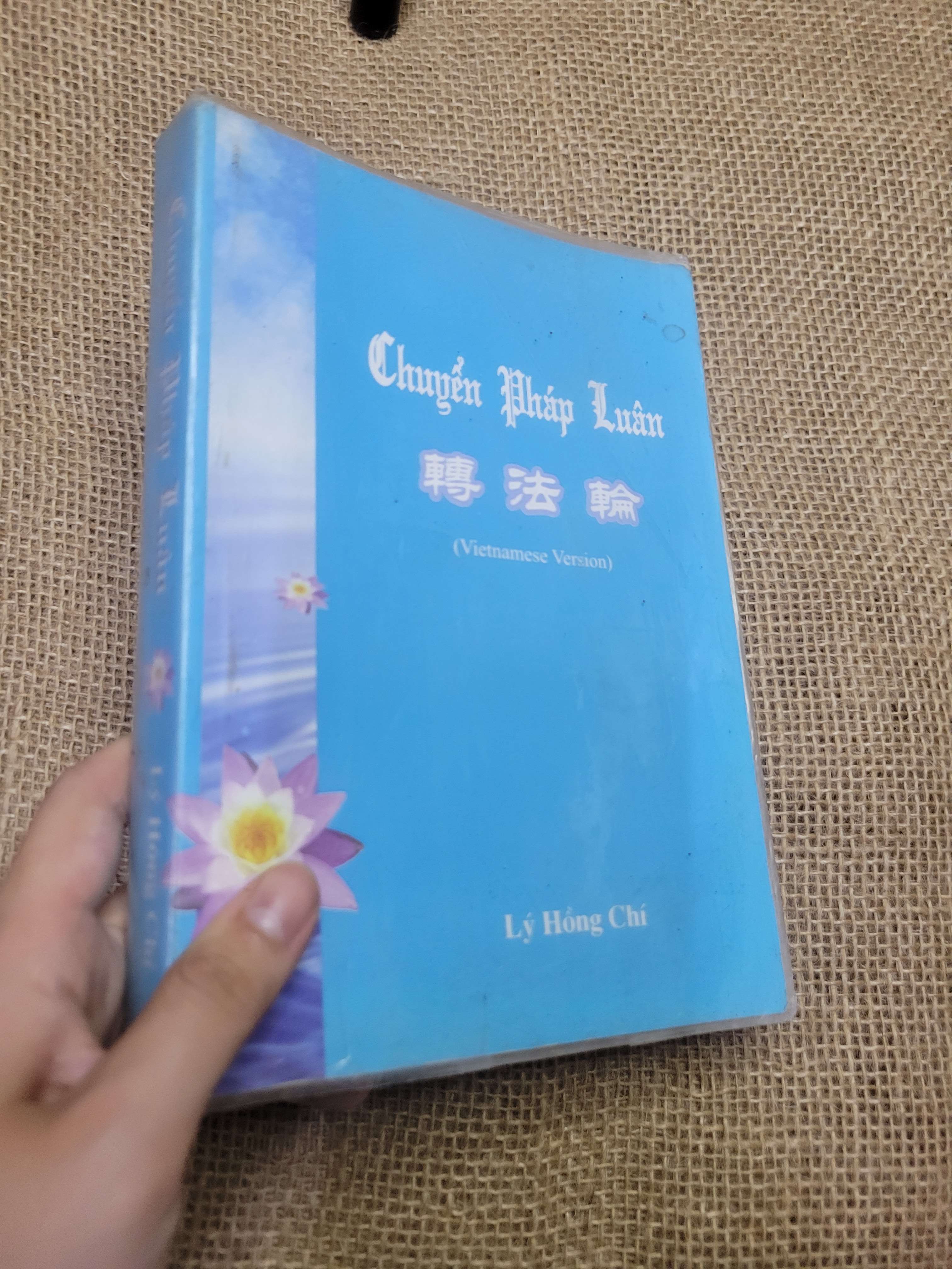 CHUYỂN PHÁP LUÂN - LÝ HỒNG CHÍ mới 80% bẩn bìa, ố nhẹ (Sách tôn giáo - tâm linh) HCM