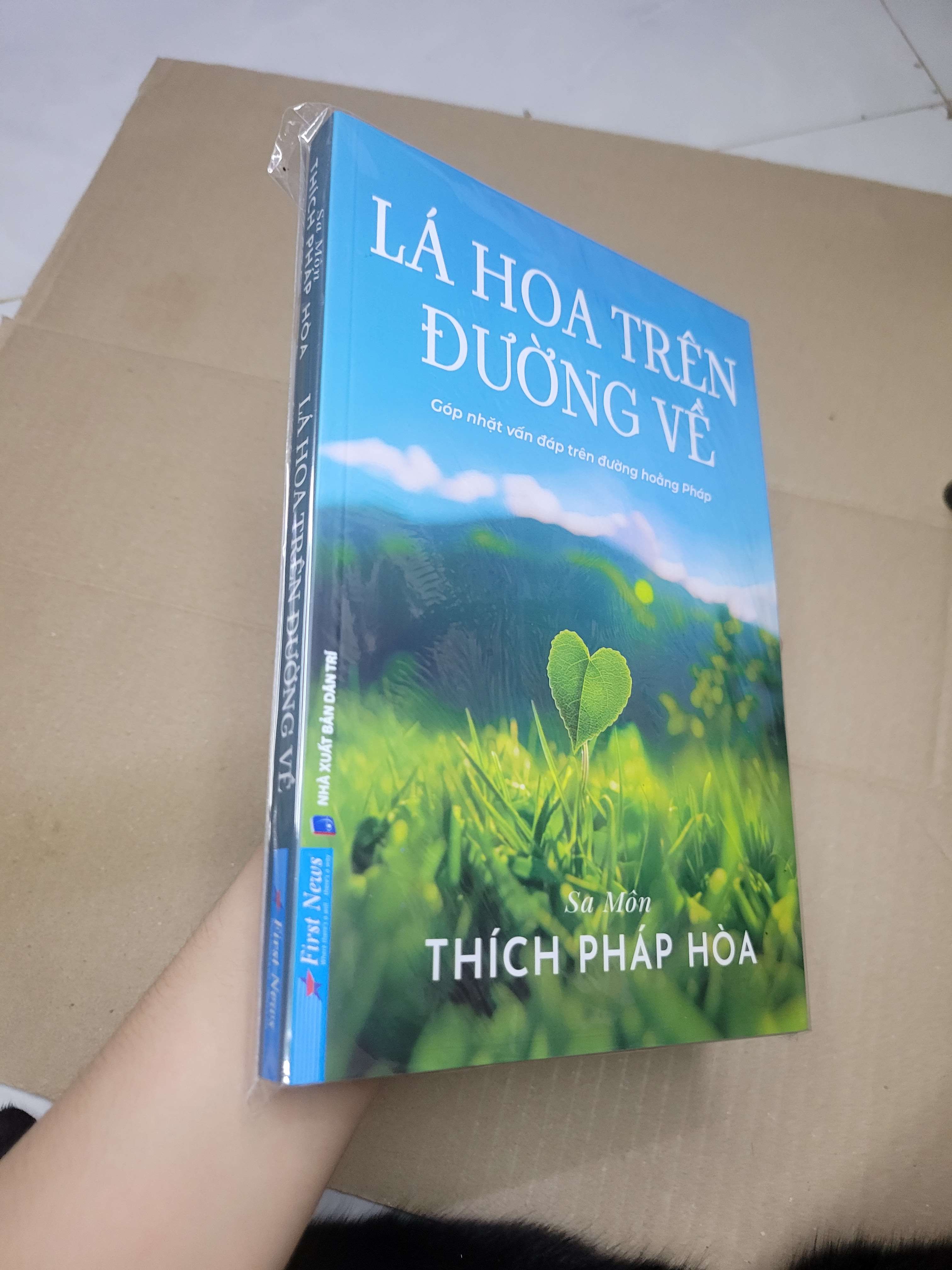 LÁ HOA TRÊN ĐƯỜNG VỀ - SA MÔN THÍCH PHÁP HOA mới 100% (Sách tôn giáo - tâm linh) HCM