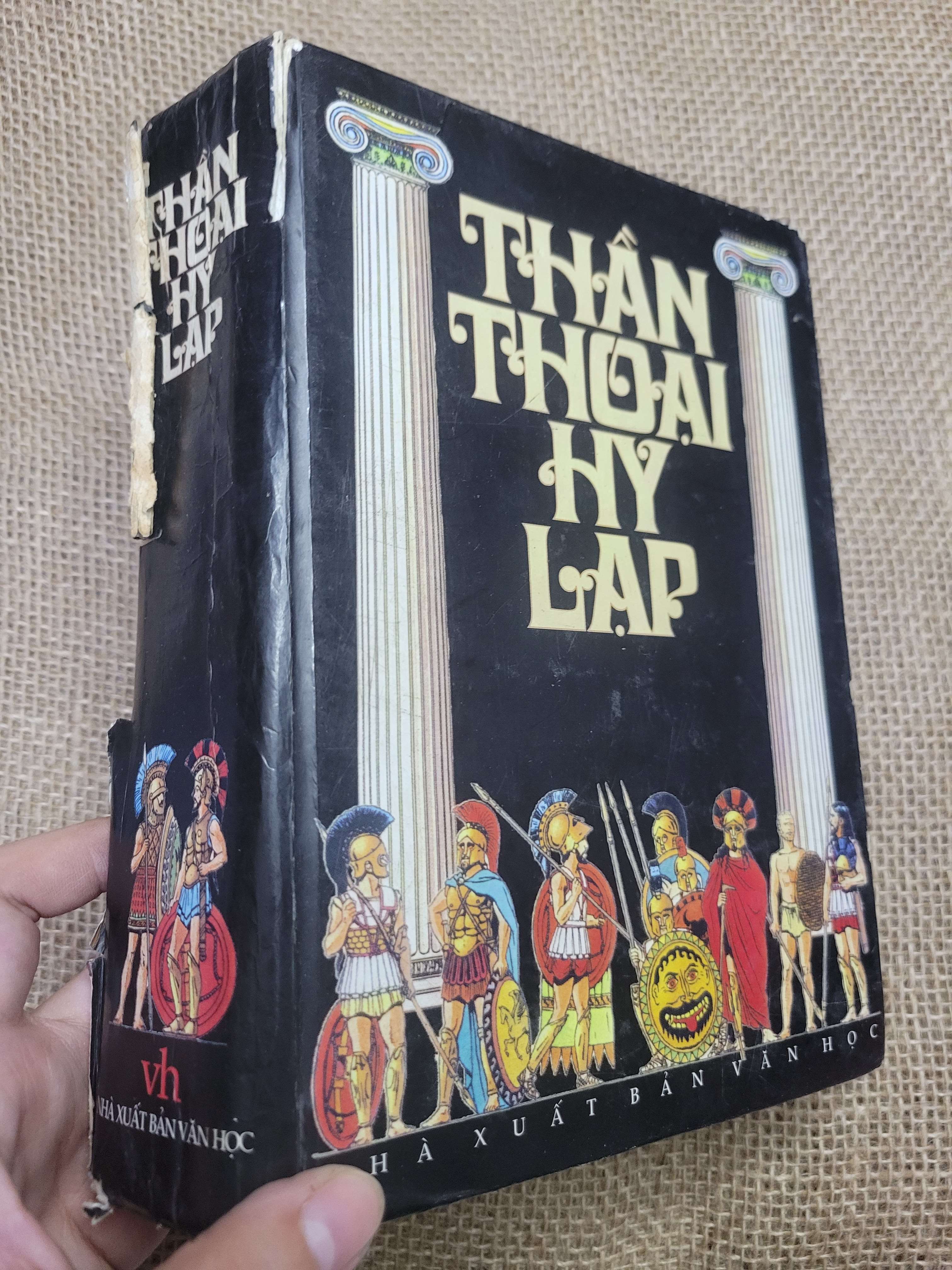 THẦN THOẠI HY LẠP mới 60% bìa cứng, bẩn bìa, ố, tróc bìa, tróc gáy (Sách văn học) HCM