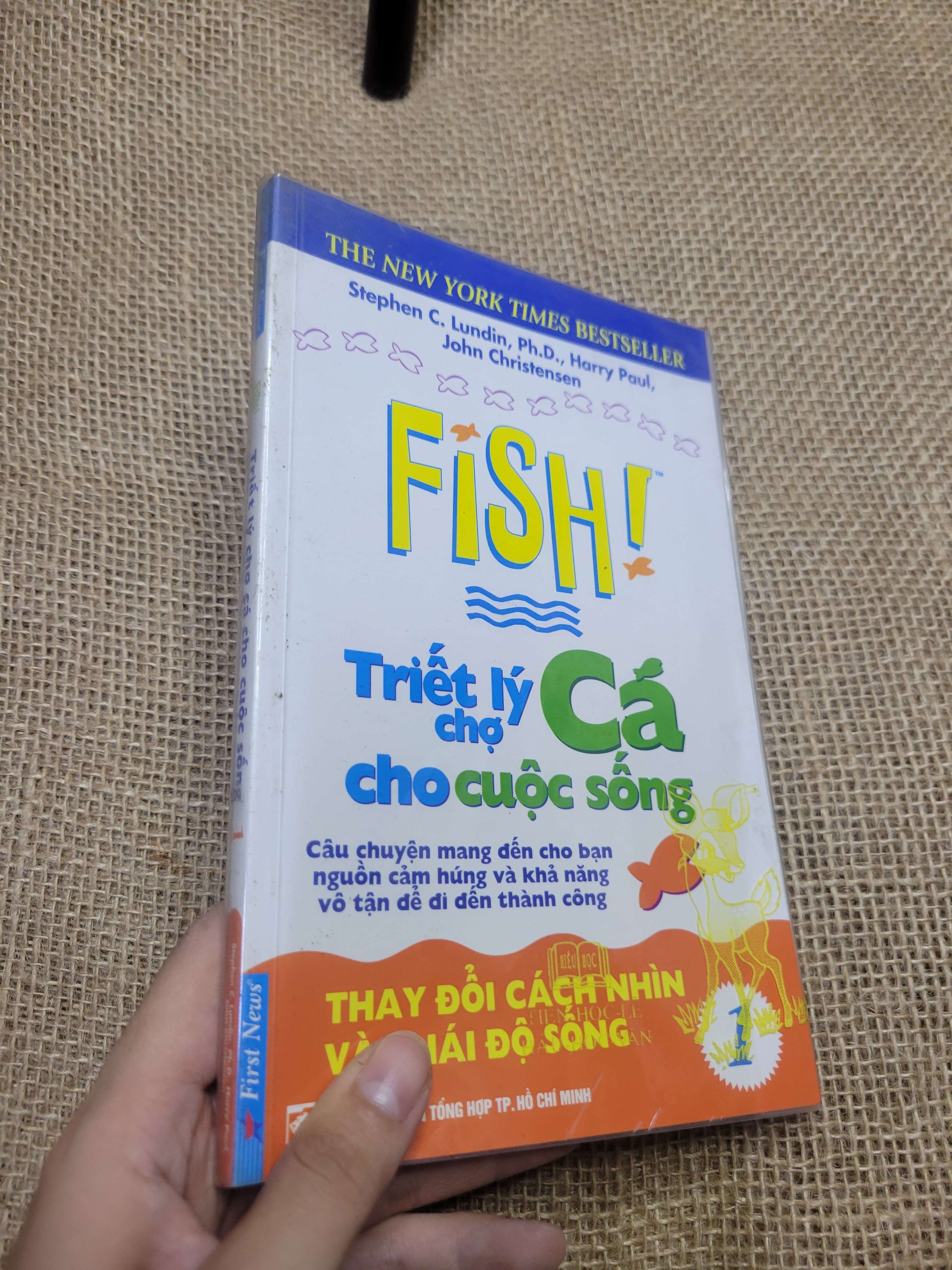 TRIẾT LÝ CHỢ CÁ CHO CUỘC SỐNG: THAY ĐỔI CÁCH NHÌN VÀ THÁI ĐỘ SỐNG 2005 mới 80% bẩn bìa, có chữ viết (Kỹ năng sống) HCM