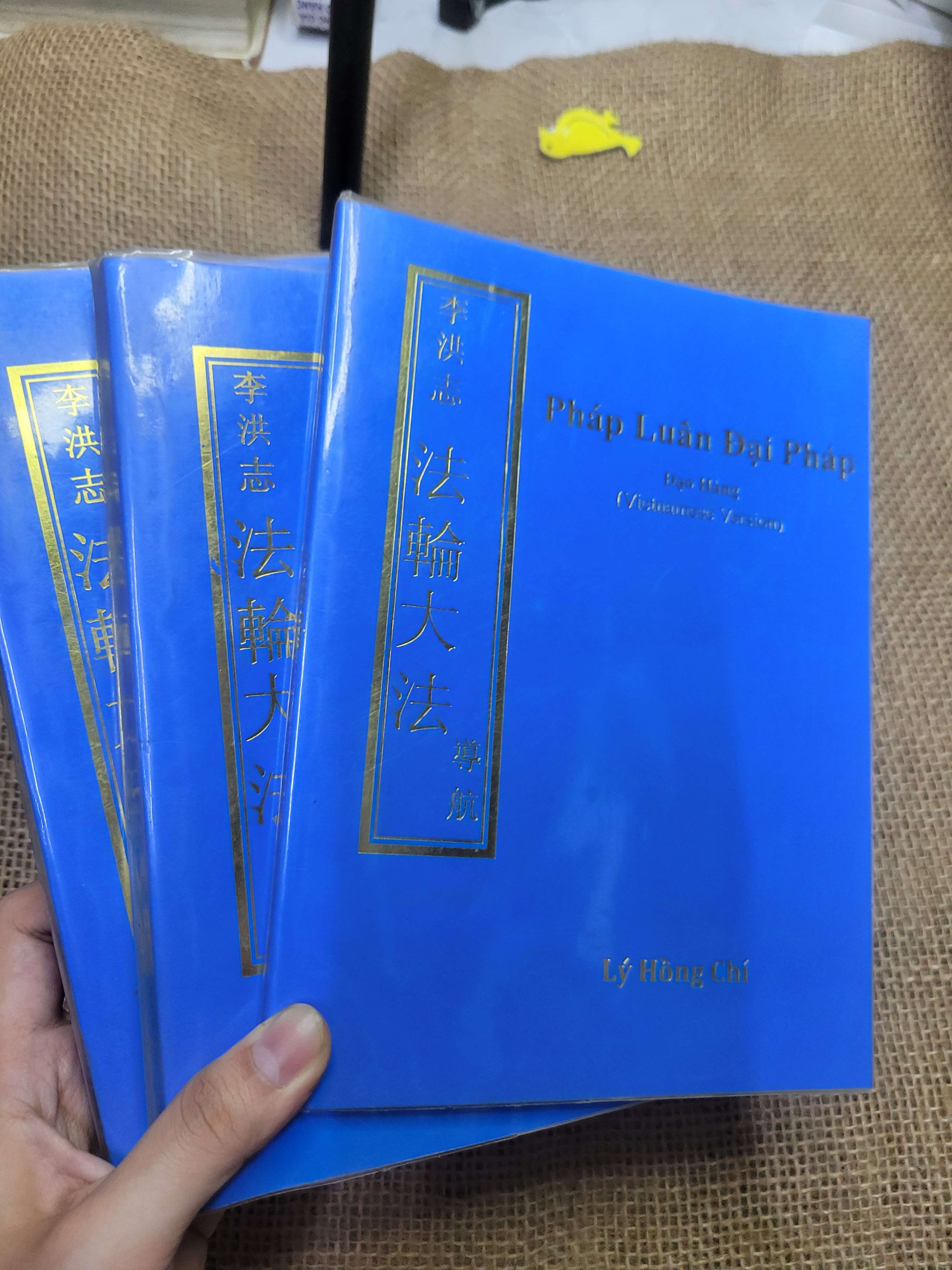 3 CUỐN PHÁP LUÂN ĐẠI PHÁP - KÝ HỒNG CHÍ mới 80% bẩn nhẹ (Sách tôn giáo - tâm linh) HCM