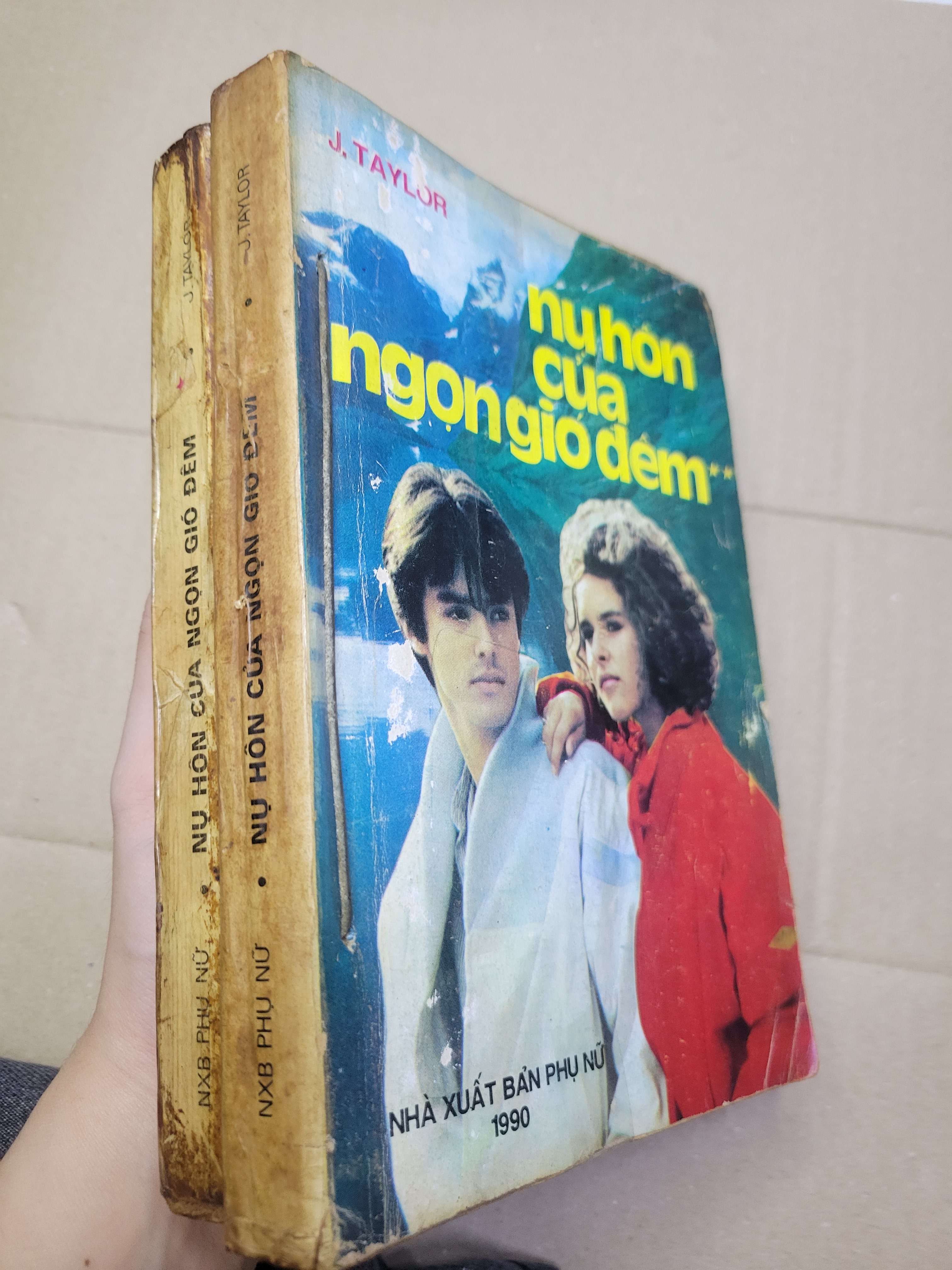 2 CUỐN NỤ HÔN CỦA NGỌN GIÓ ĐÊM - J.TAYLOR mới 70% bẩn bìa, ố vàng, tróc bìa (Văn học nước ngoài) HCM