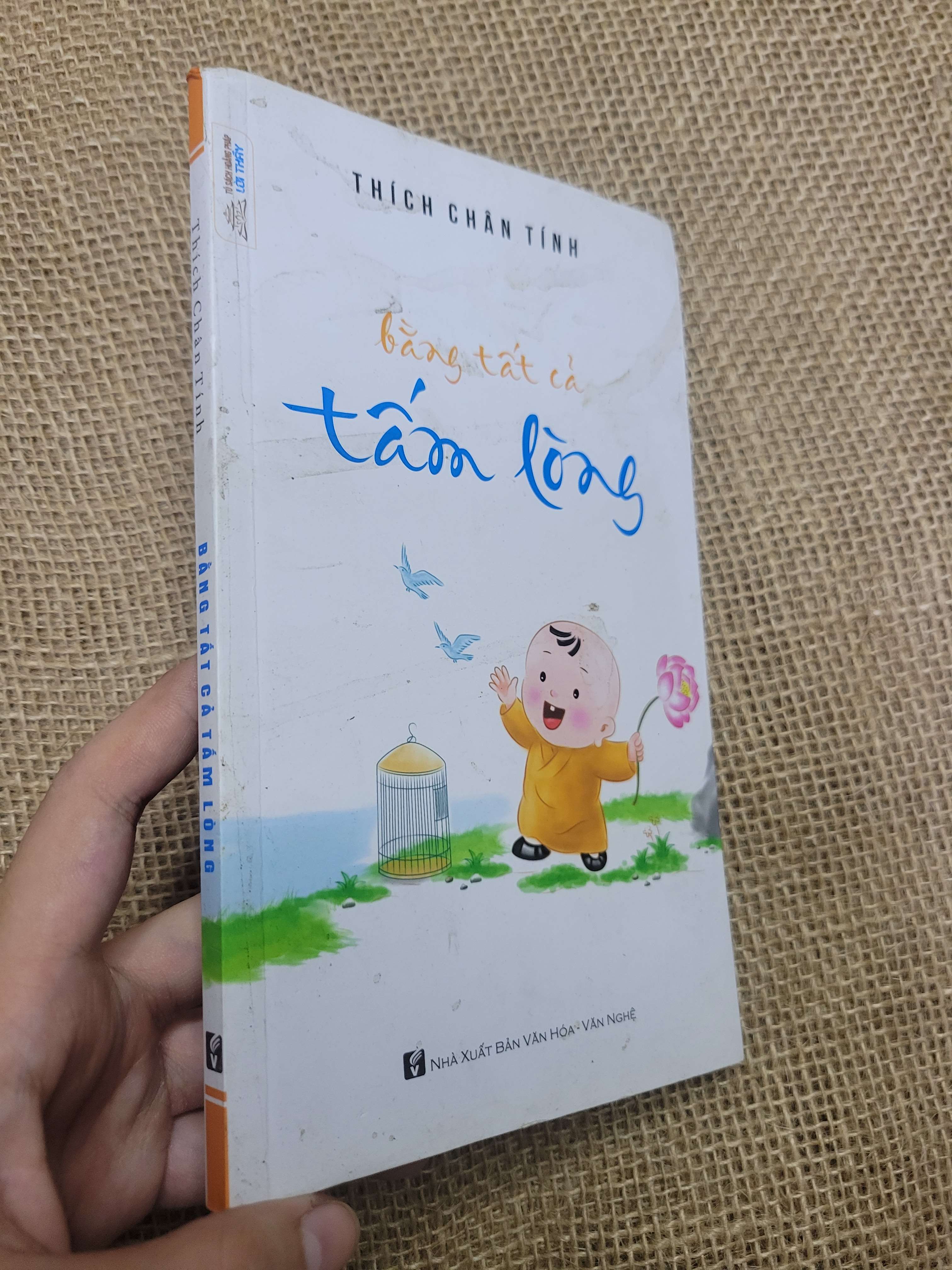 BẰNG TẤT CẢ TẤM LÒNG - THÍCH CHÂN TÍNH 2018 mới 80% bẩn bìa, ố nhẹ, tróc gáy (Sách tôn giáo - tâm linh) HCM