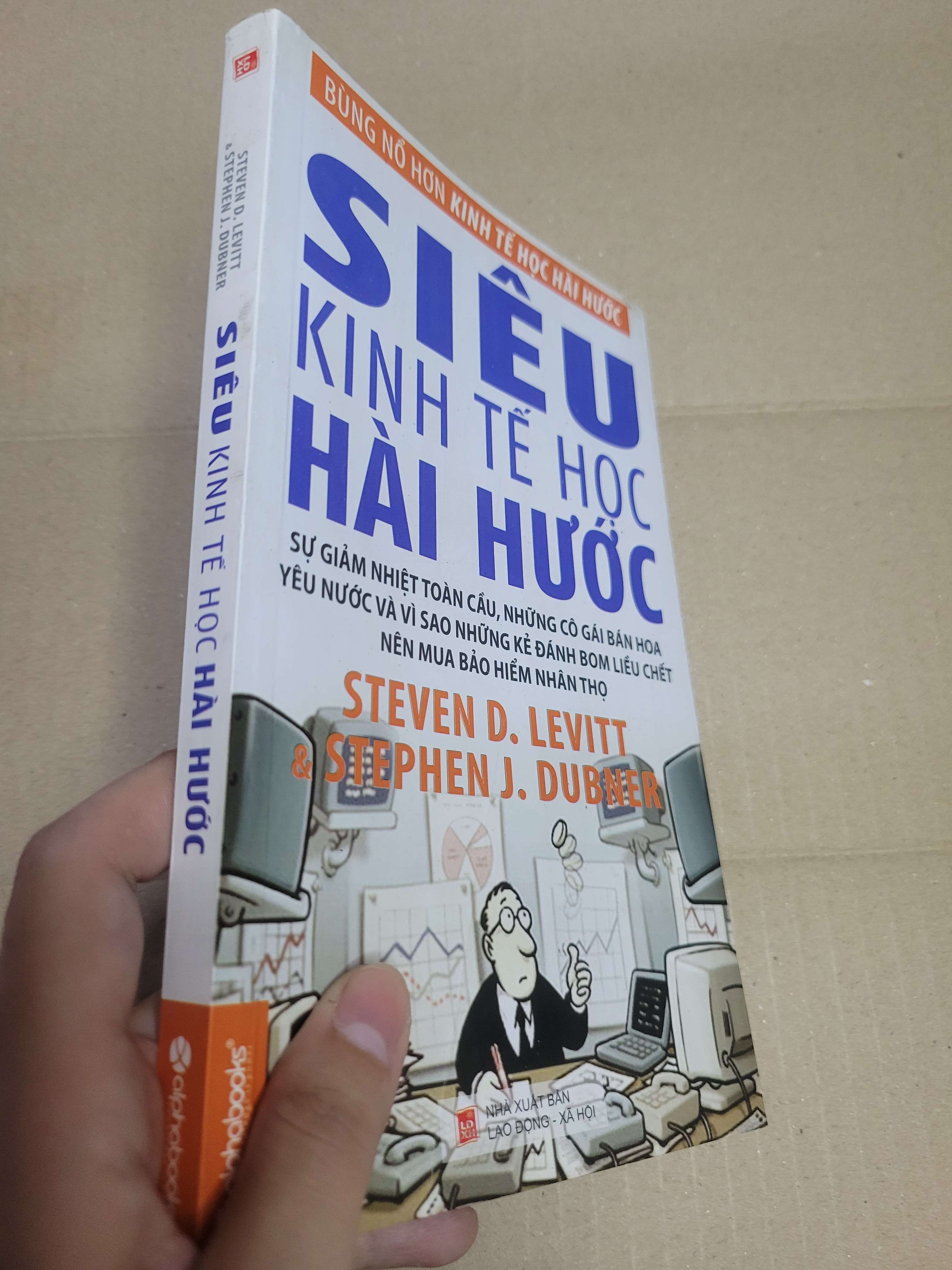 SIÊU KINH TẾ HỌC HÀI HƯỚC - STEVEN D. LEVITT & STEPHEN J. DUBNER 2014 mới 80% bẩn bìa, ố nhẹ (Sách kinh tế - tài chính - chứng khoán) HCM