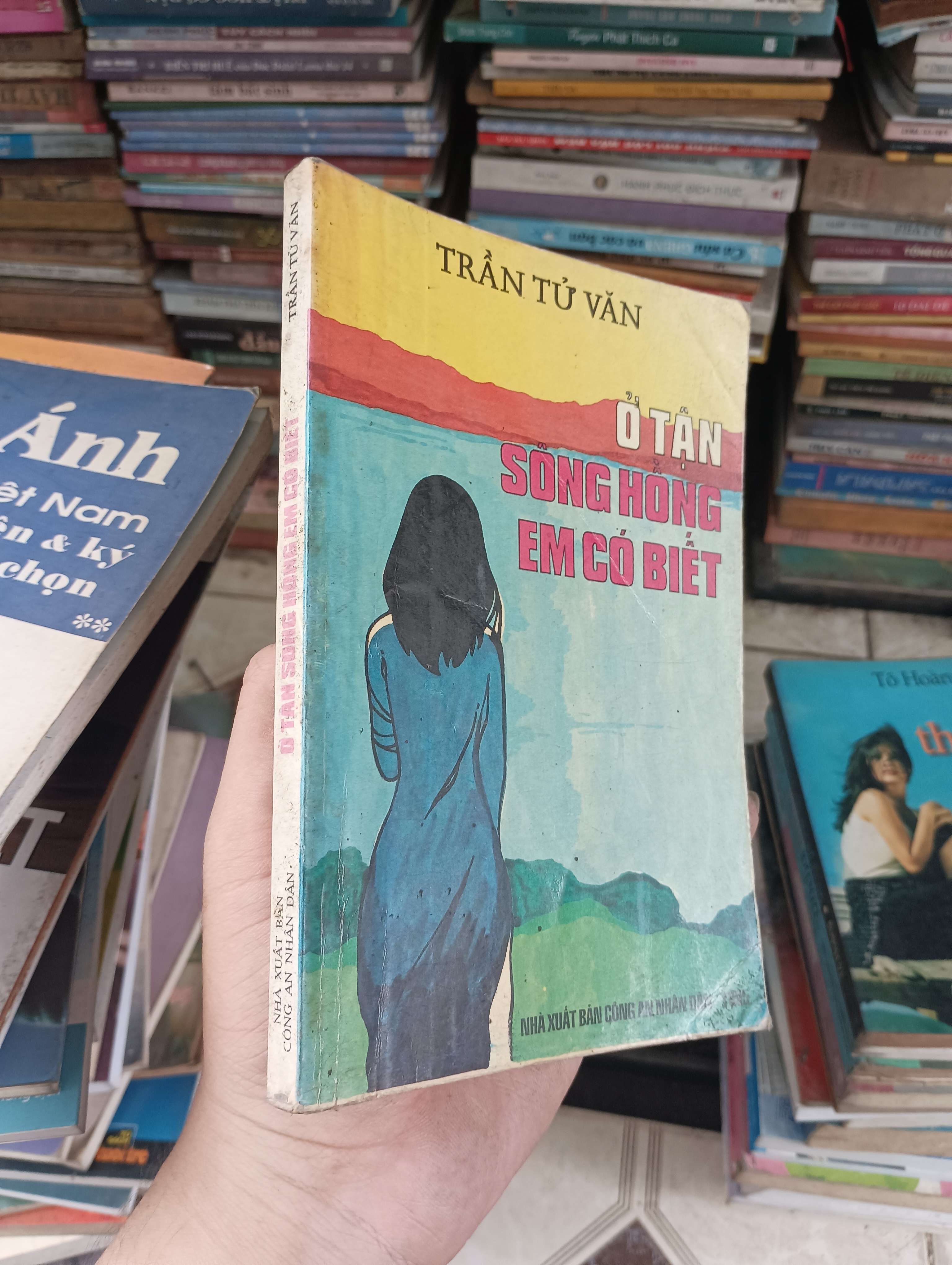 Ở Tận Sông Hồng Em Có Biết - Trần Tử Văn 1996 (Sách văn học) BGB