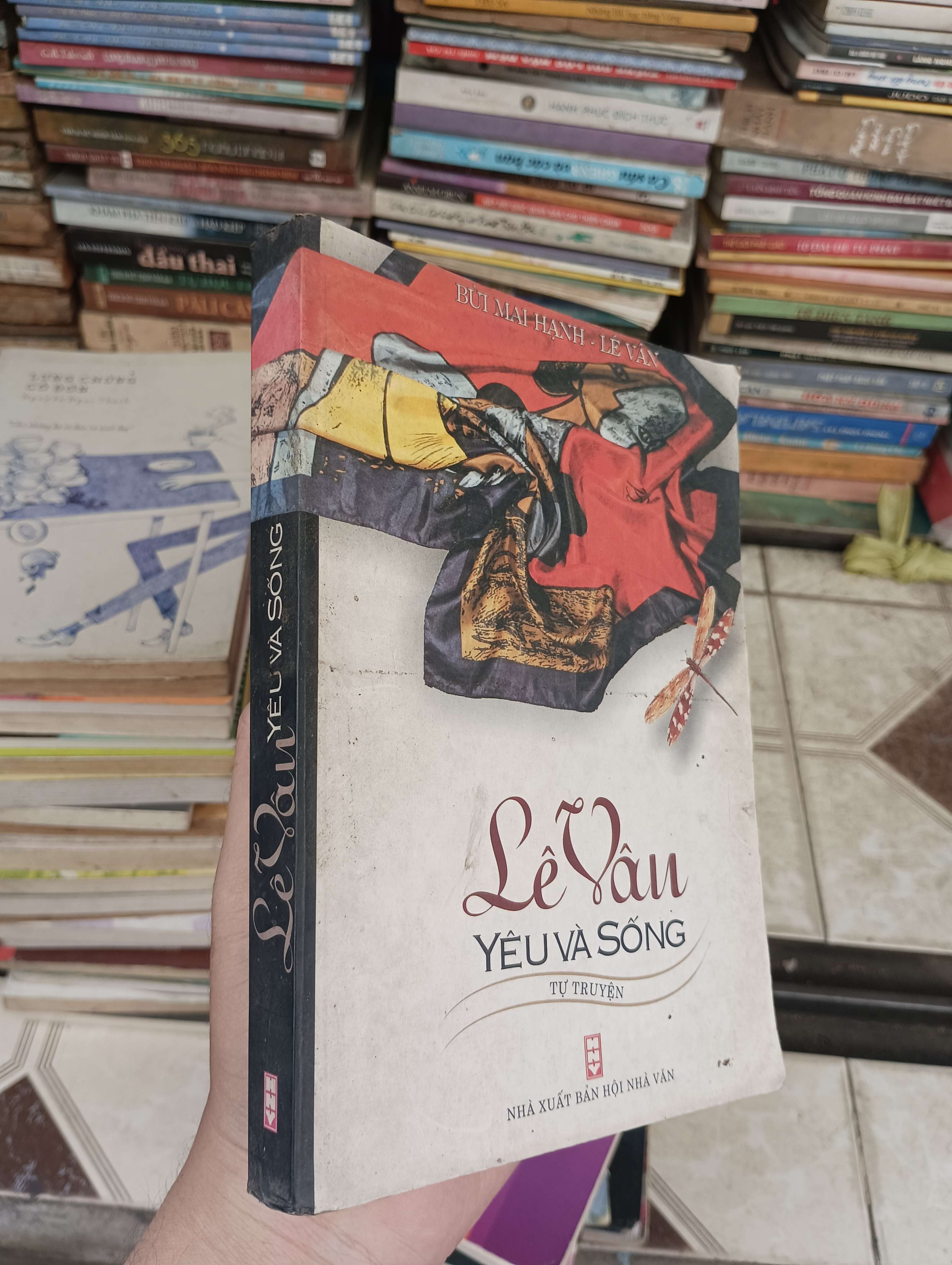 Lê Vân Yêu Và Sống - Bùi Mai Hạnh, Lê Vân 2006 (Sách văn học) BGB