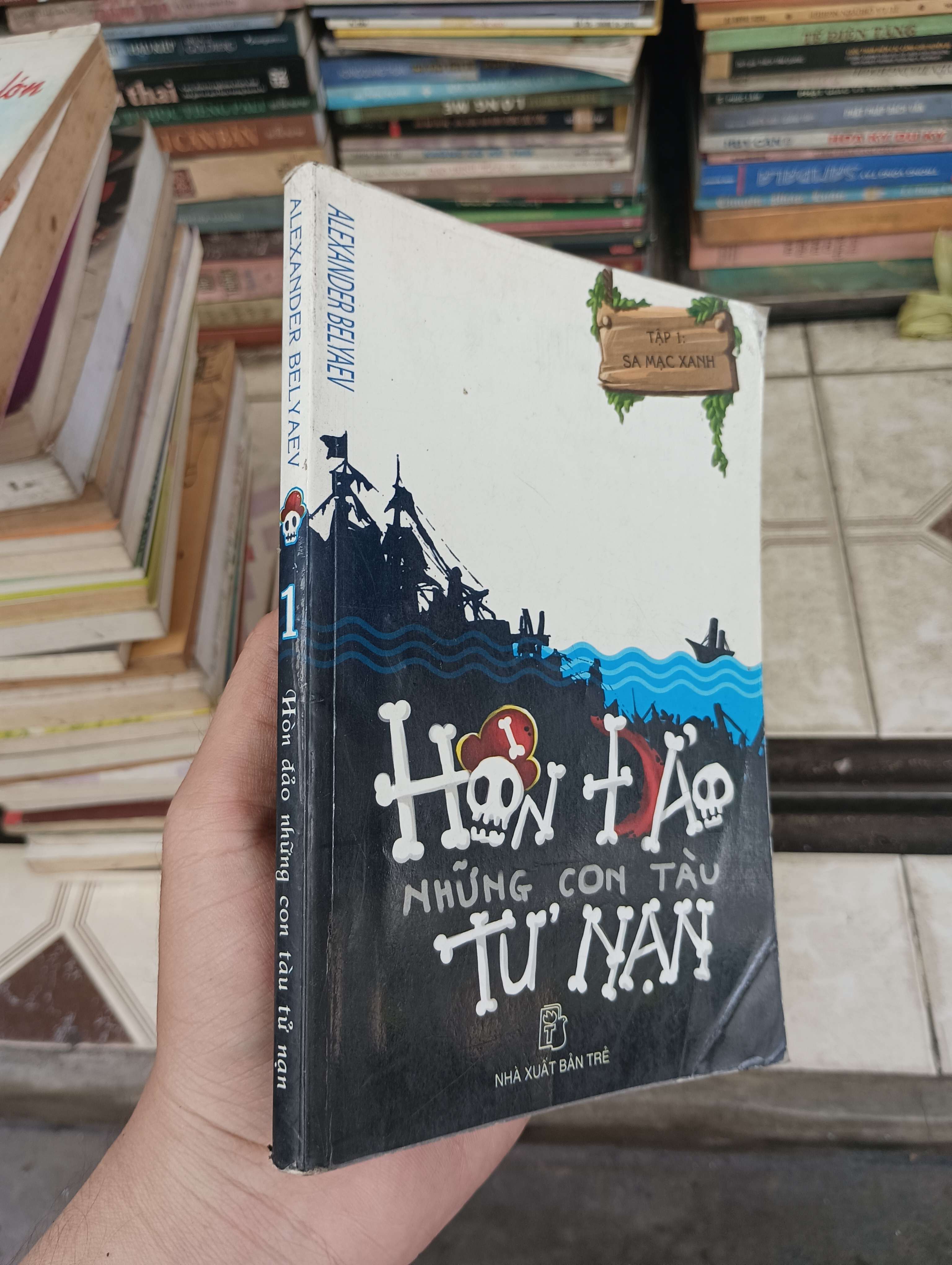 2 cuốn Hòn đảo những con tàu tử nạn - Alexander Belyaev 2008 (Sách văn học) BGB