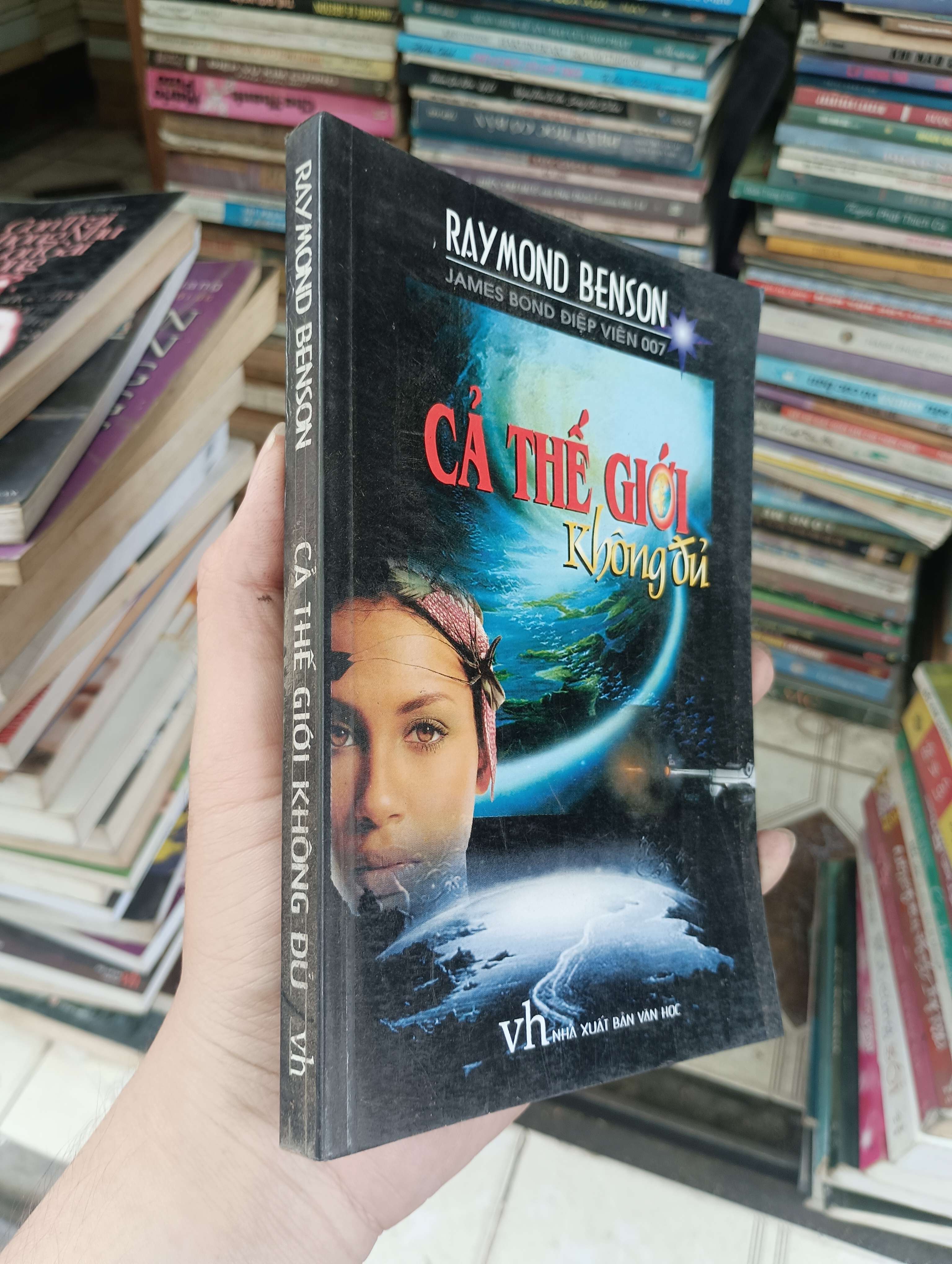 Cả Thế Giới Không Đủ - Raymond Benson 2003 (Văn học nước ngoài) BGB