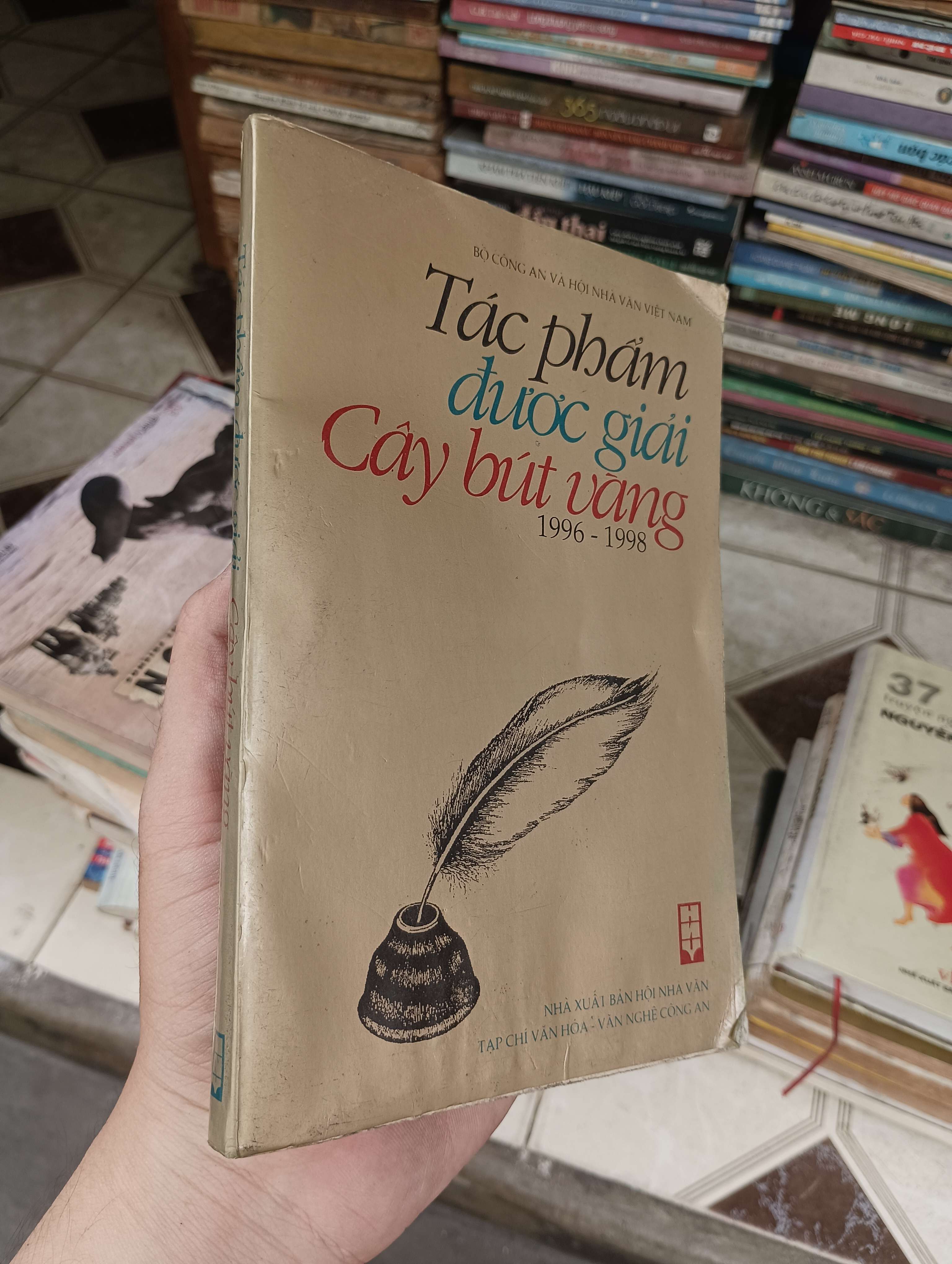 Tác phẩm được giải Cây bút vàng 1996-1998 1998 (Sách văn học) BGB