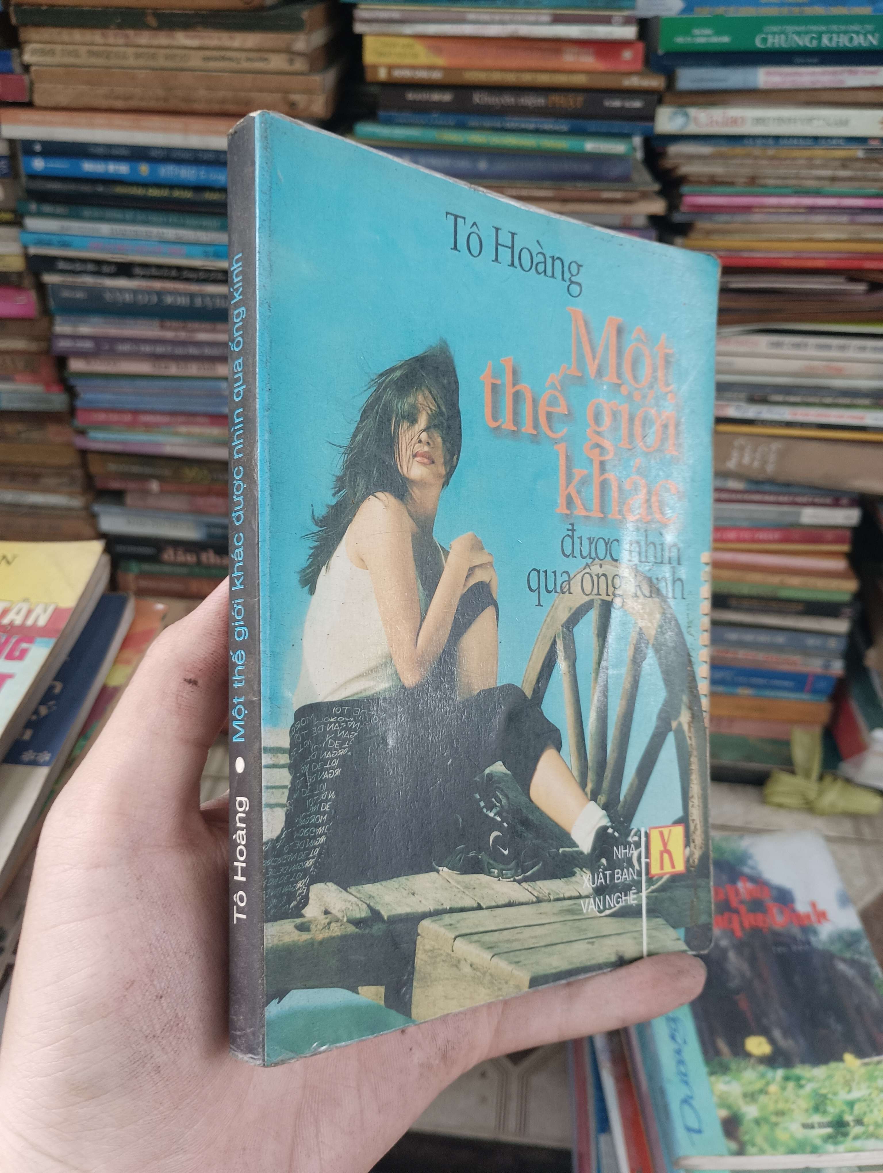 Một thế giới khác được nhìn qua ống kính - Tô Hoàng 1999 (Sách văn học) BGB