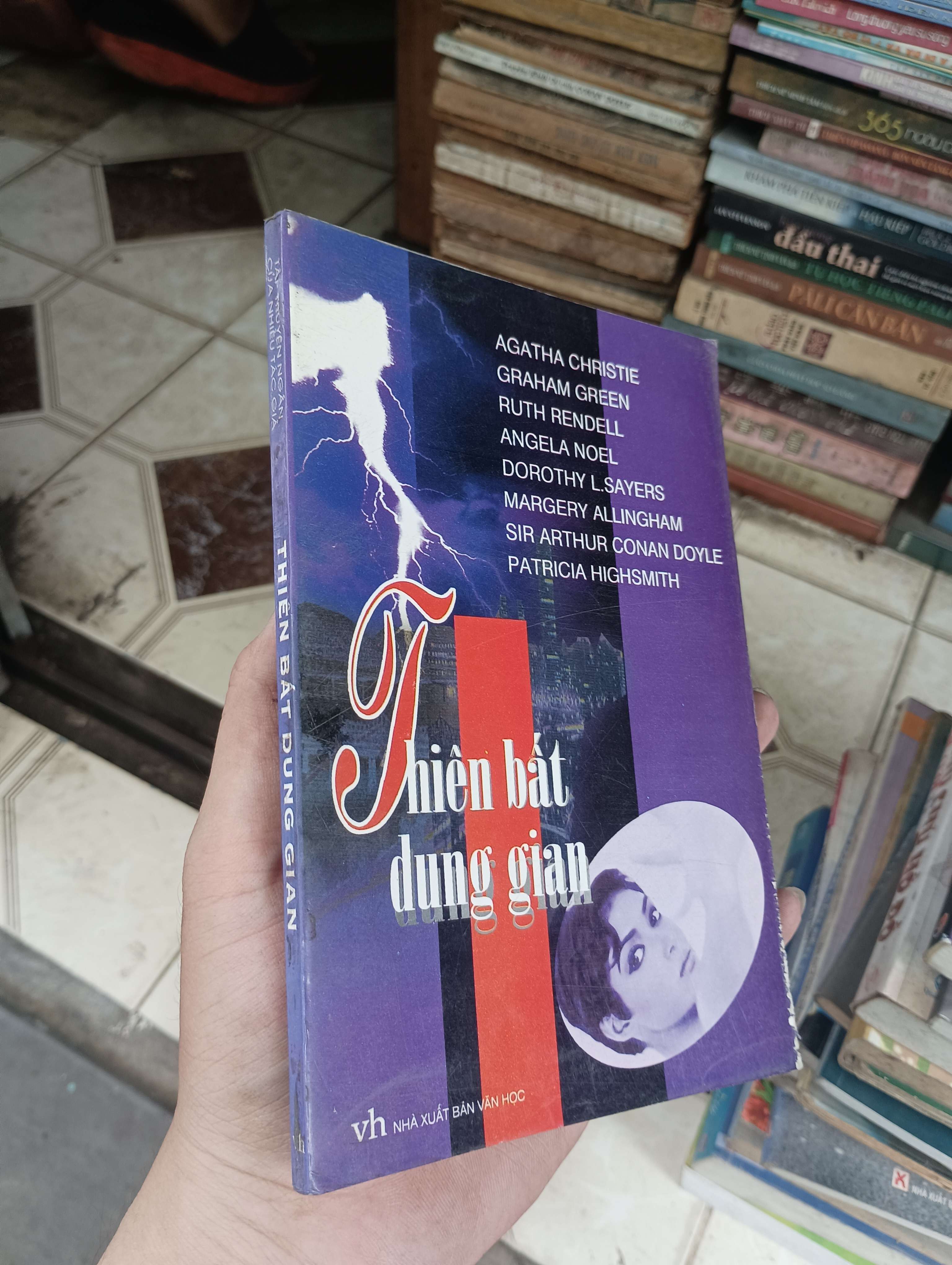 Thiên bất dung gian - Nhiều tác giả 2002 (Sách văn học) BGB