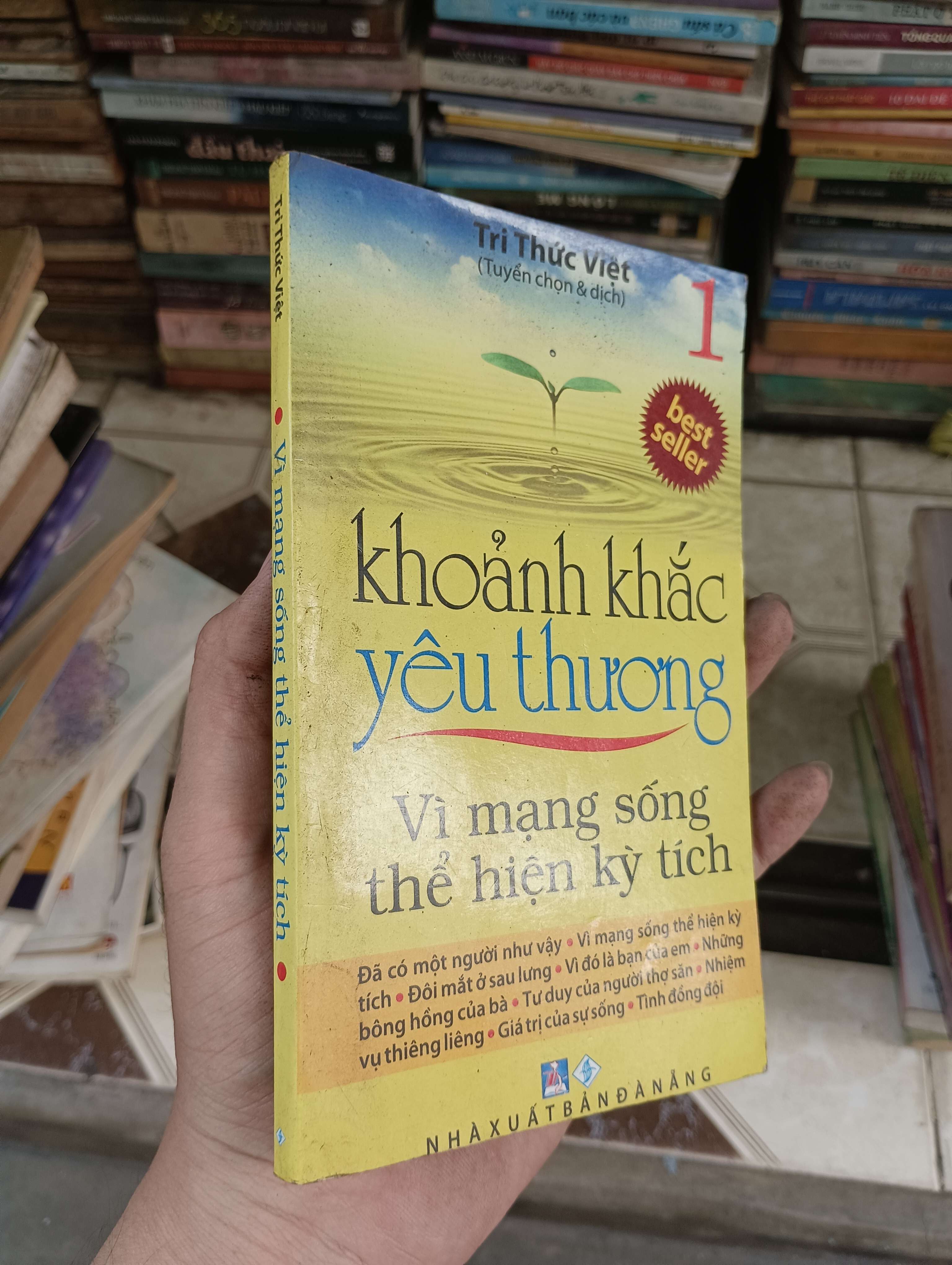 Khoảnh khắc yêu thương - Vì mạng sống thể hiện kỳ tích - Tri Thức Việt (Tuyển chọn & dịch) 2011 (Sách văn học) BGB