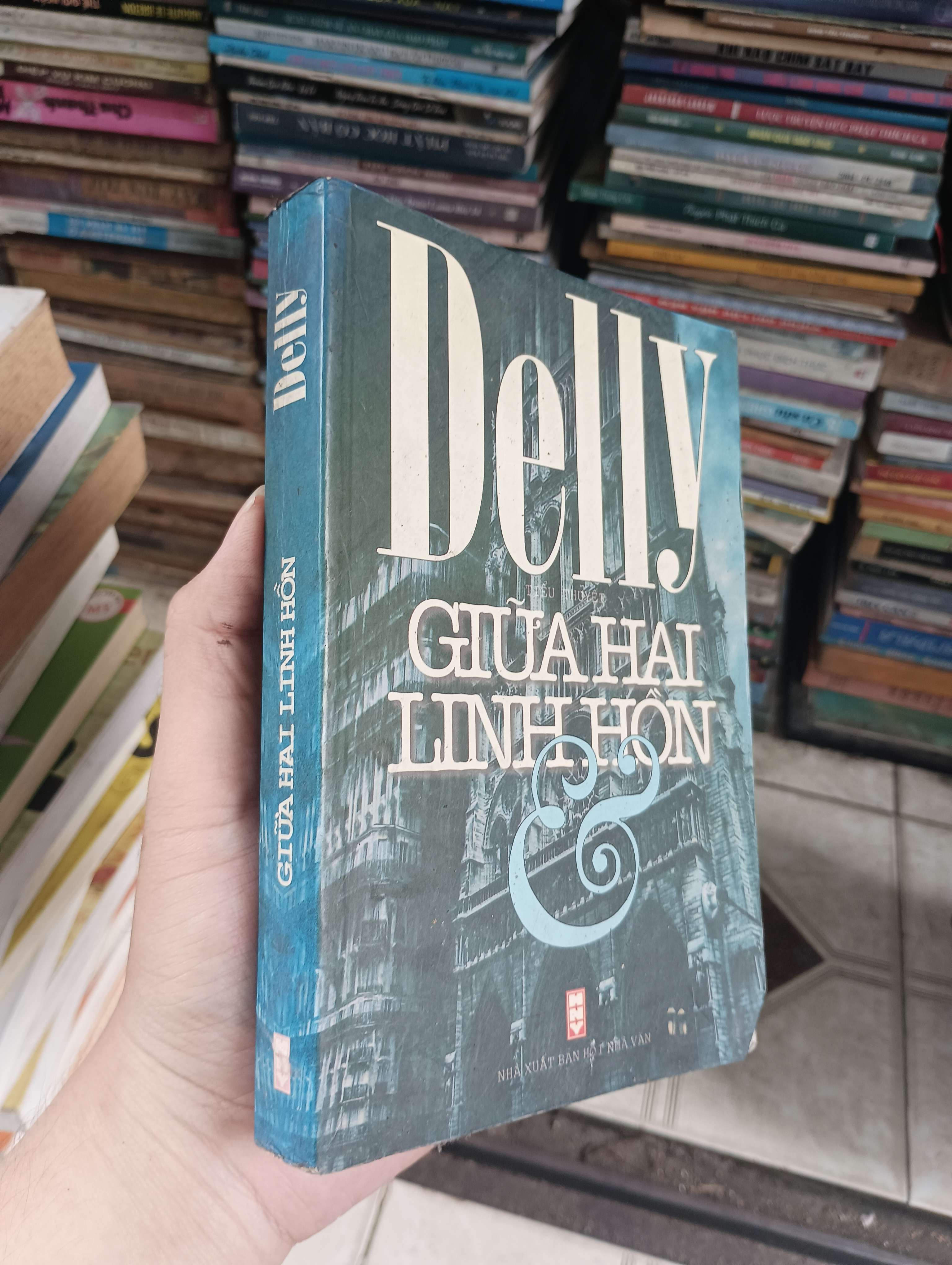 GIỮA HAI LINH HỒN - Delly 2000 (Sách văn học) BGB