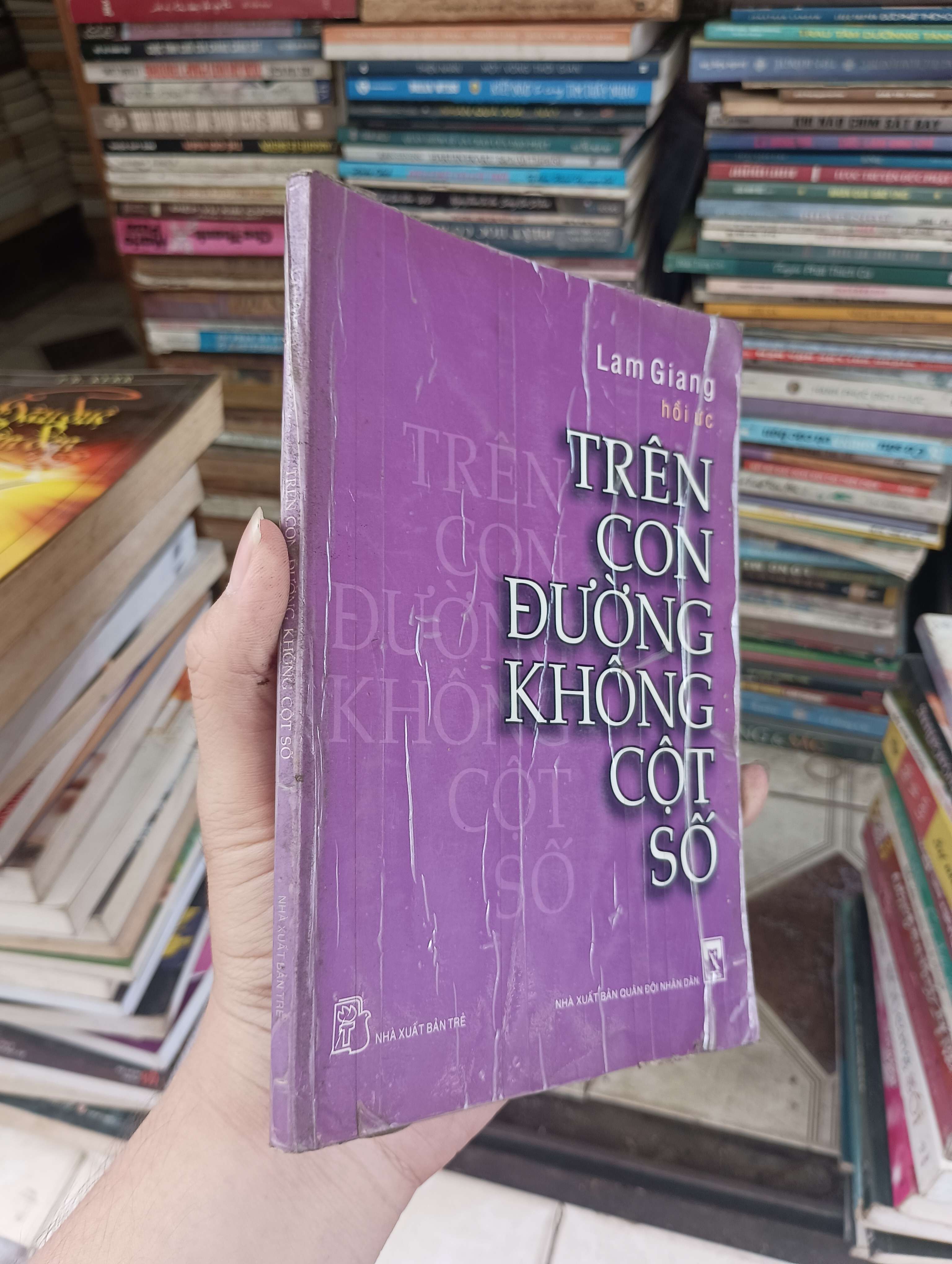 TRÊN CON ĐƯỜNG KHÔNG CỘT SỐ - Lam Giang 2004 (Sách văn học) BGB