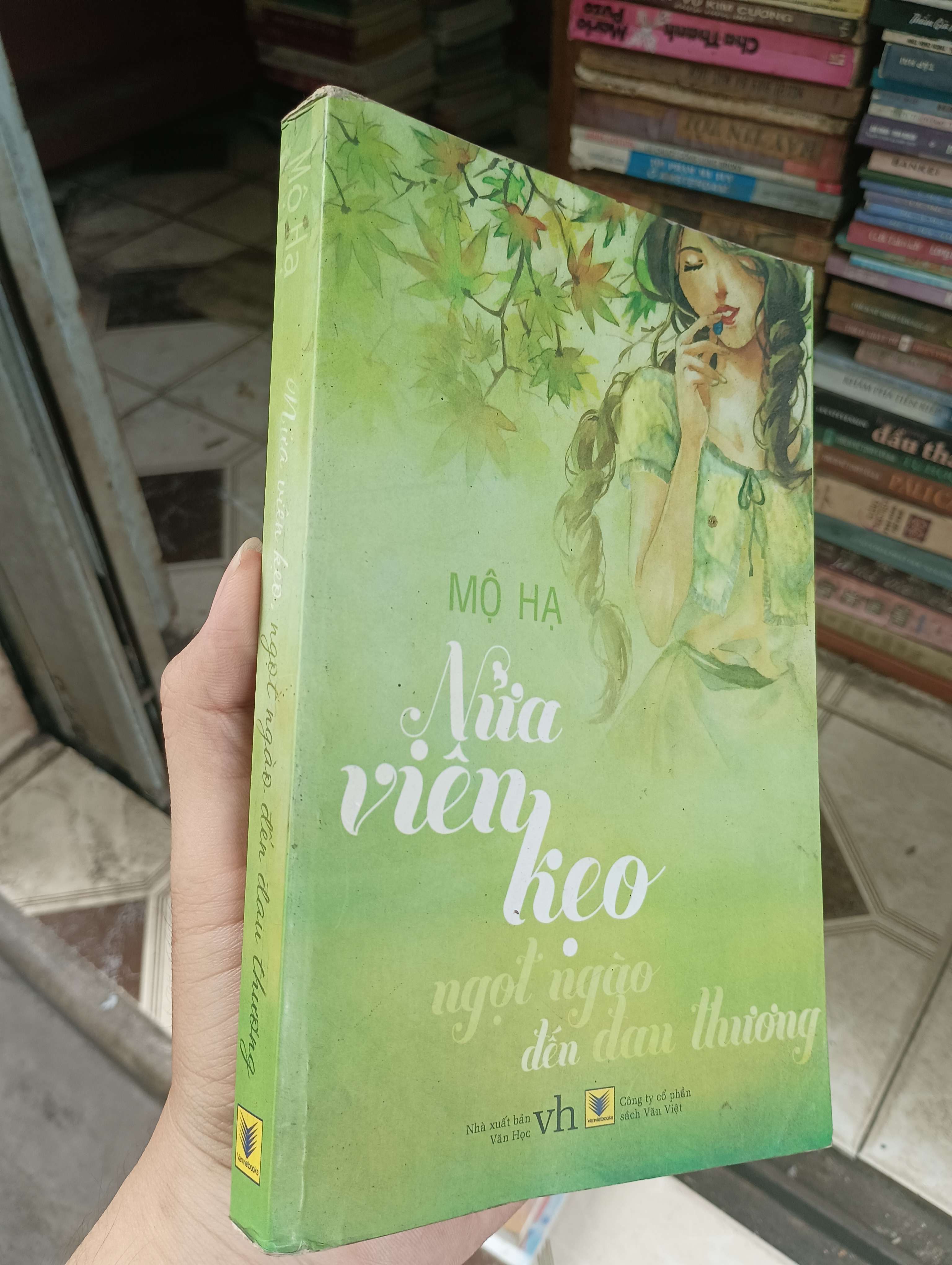 Nửa viên kẹo ngọt ngào đến đau thương - Mộ Hạ 2013 (Sách văn học) BGB