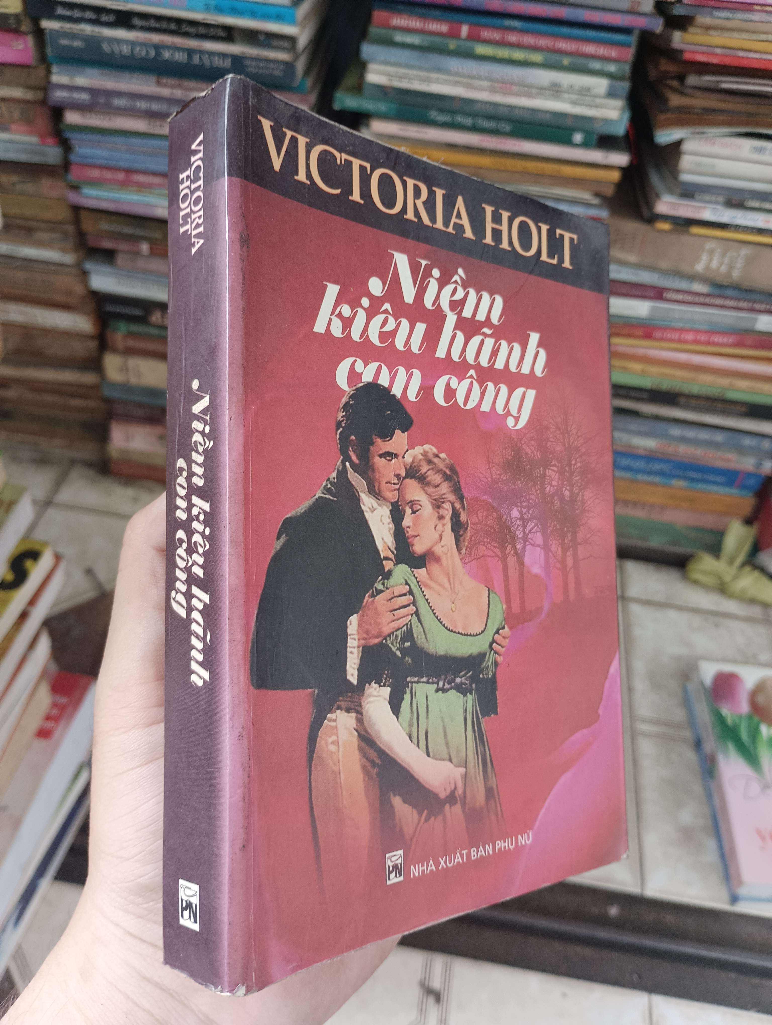 Niềm kiêu hãnh con công - Victoria Holt 2004 (Văn học nước ngoài) BGB