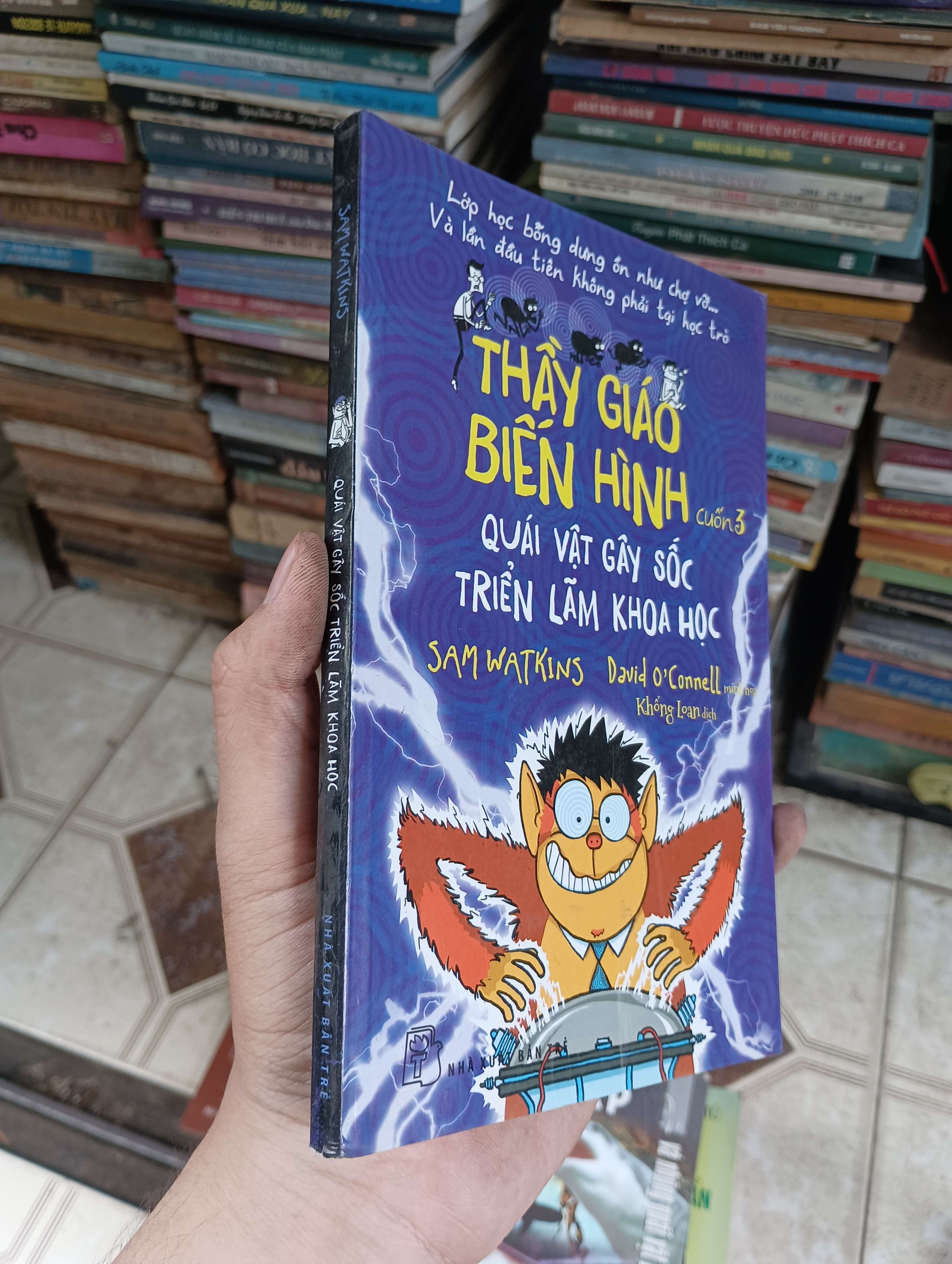 Thầy giáo biến hình - Cuốn 3: Quái vật gây sốc triển lãm khoa học (SAM WATKINS) (Sách thiếu nhi) BGB