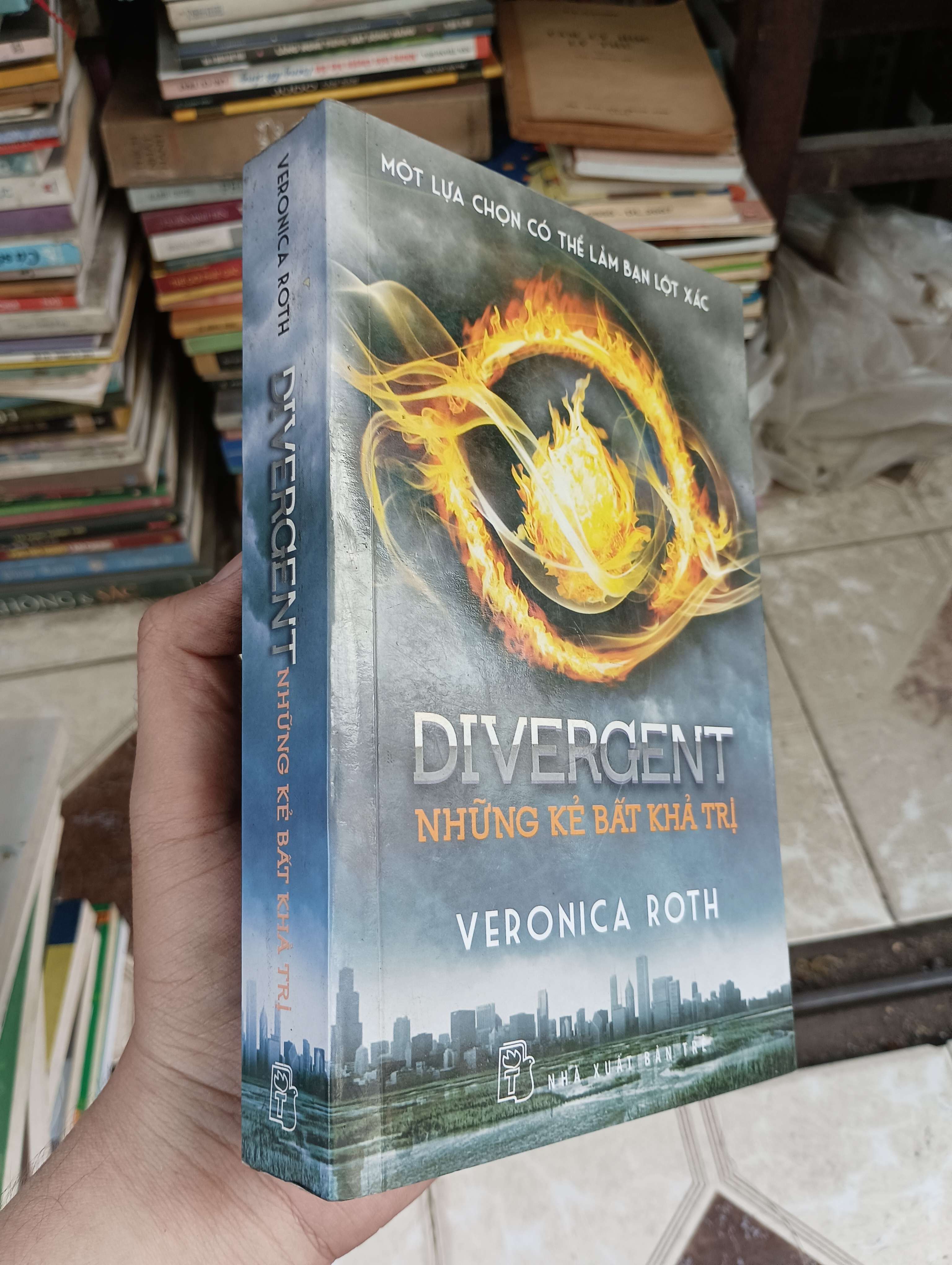 DIVERGENT - Những kẻ bất khả trị (Veronica Roth) 2014 (Tiểu Thuyết) BGB
