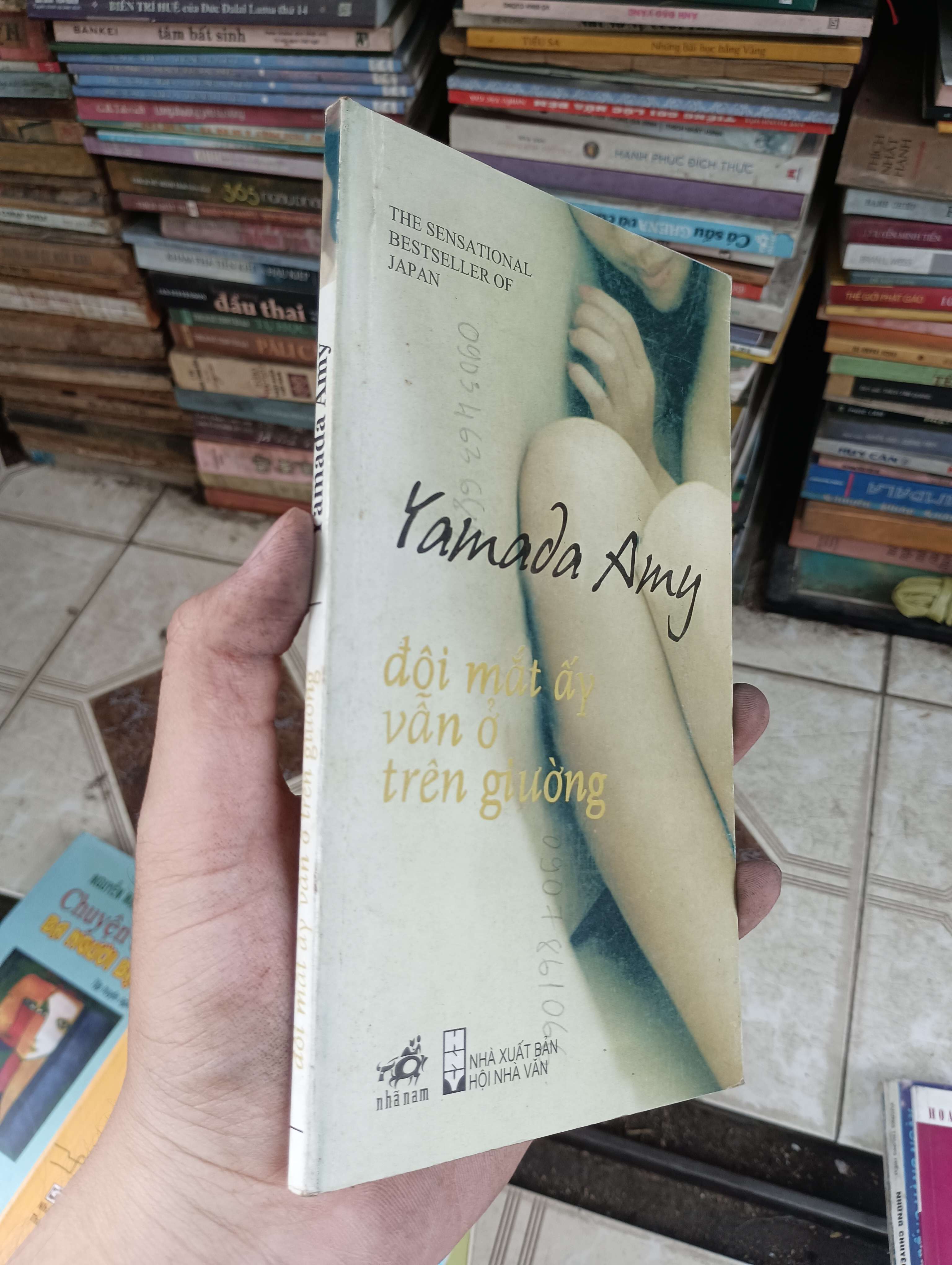 Đôi Mắt Ấy Vẫn Ở Trên Giường - Yamada Amy (Tiểu Thuyết) BGB