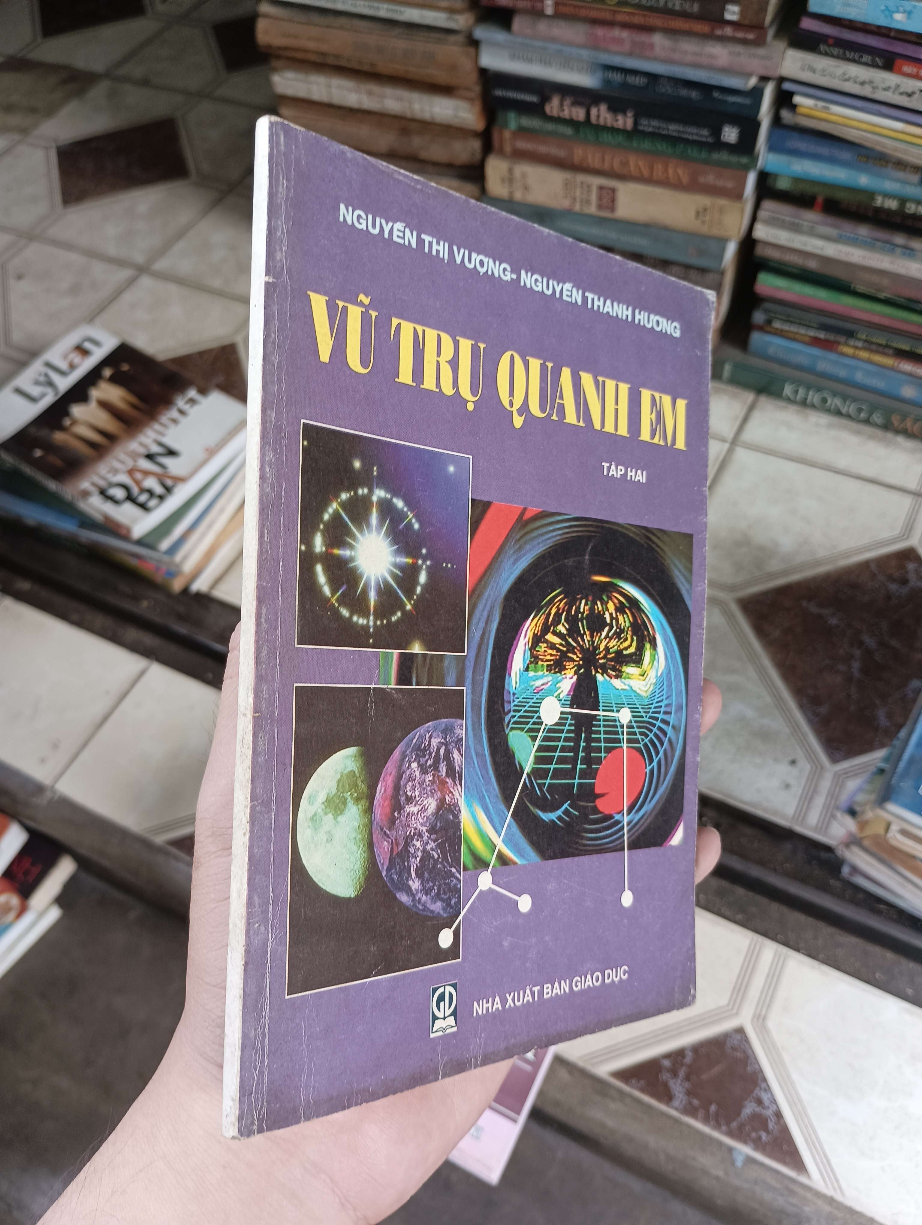 Vũ trụ quanh em (Tập hai) - Nguyễn Thị Vượng & Nguyễn Thanh Hương 2000 (Sách kiến thức tổng hợp) BGB