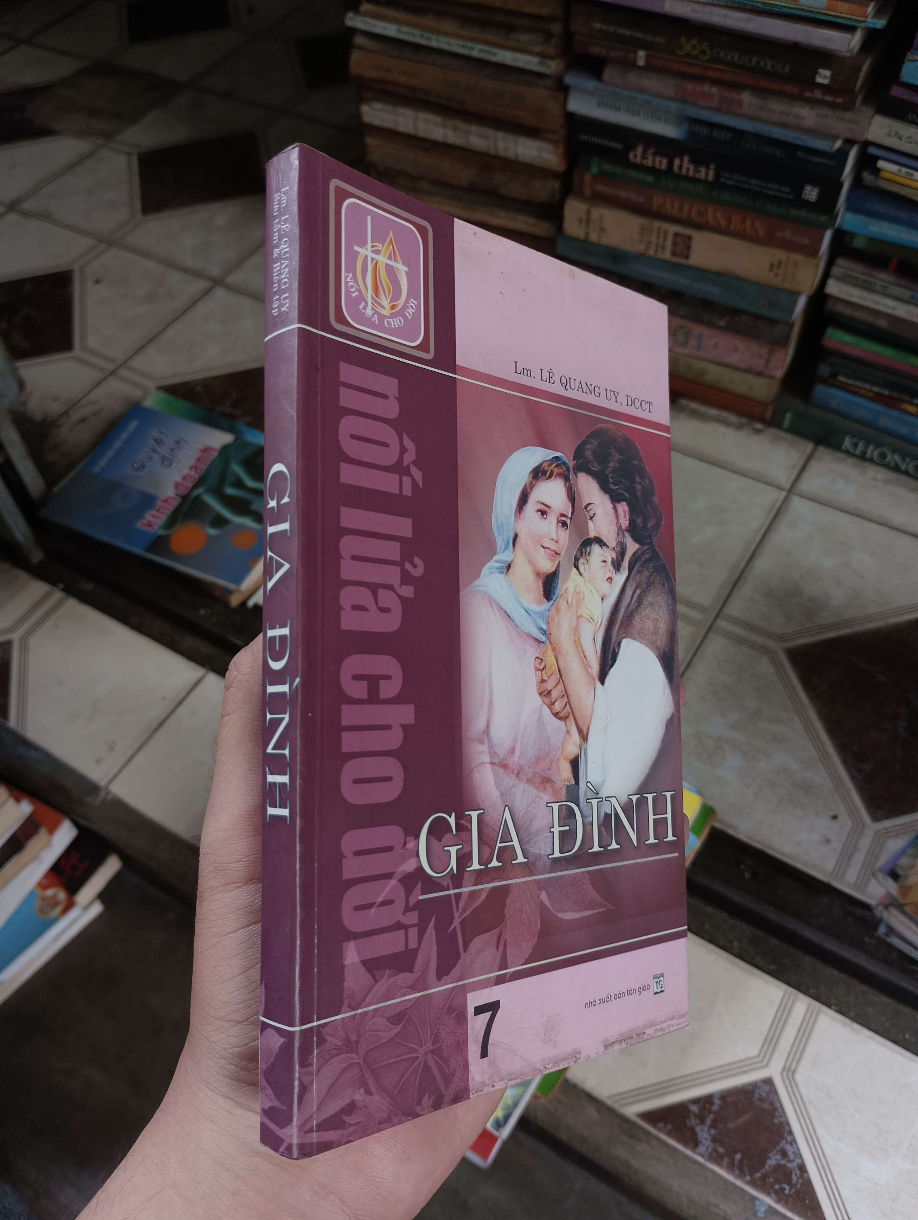 Gia đình 7 (Nối lửa cho đời) - Lm. Lê Quang Uy, DCCT 2009 (Sách tôn giáo - tâm linh) BGB