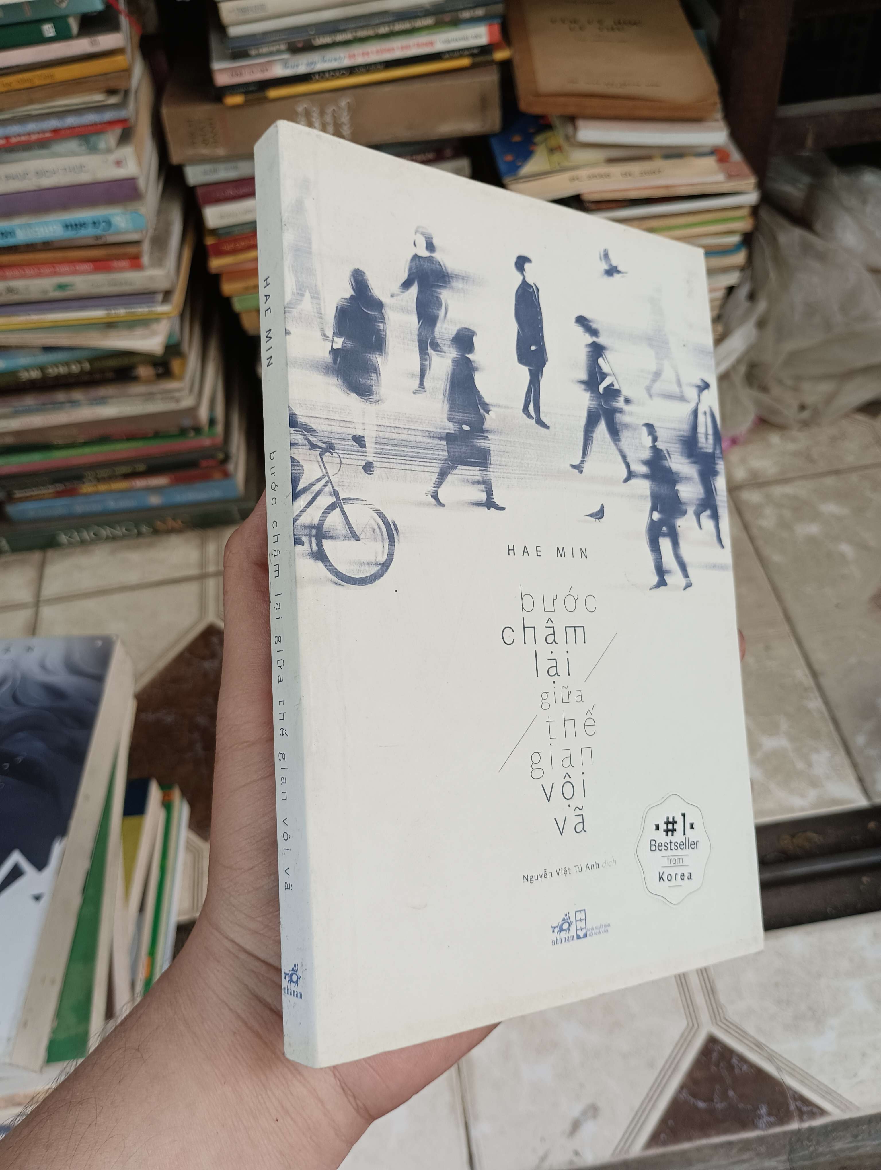 Bước chậm lại giữa thế gian vội vã - Hae Min 2019 (Sách văn học) BGB