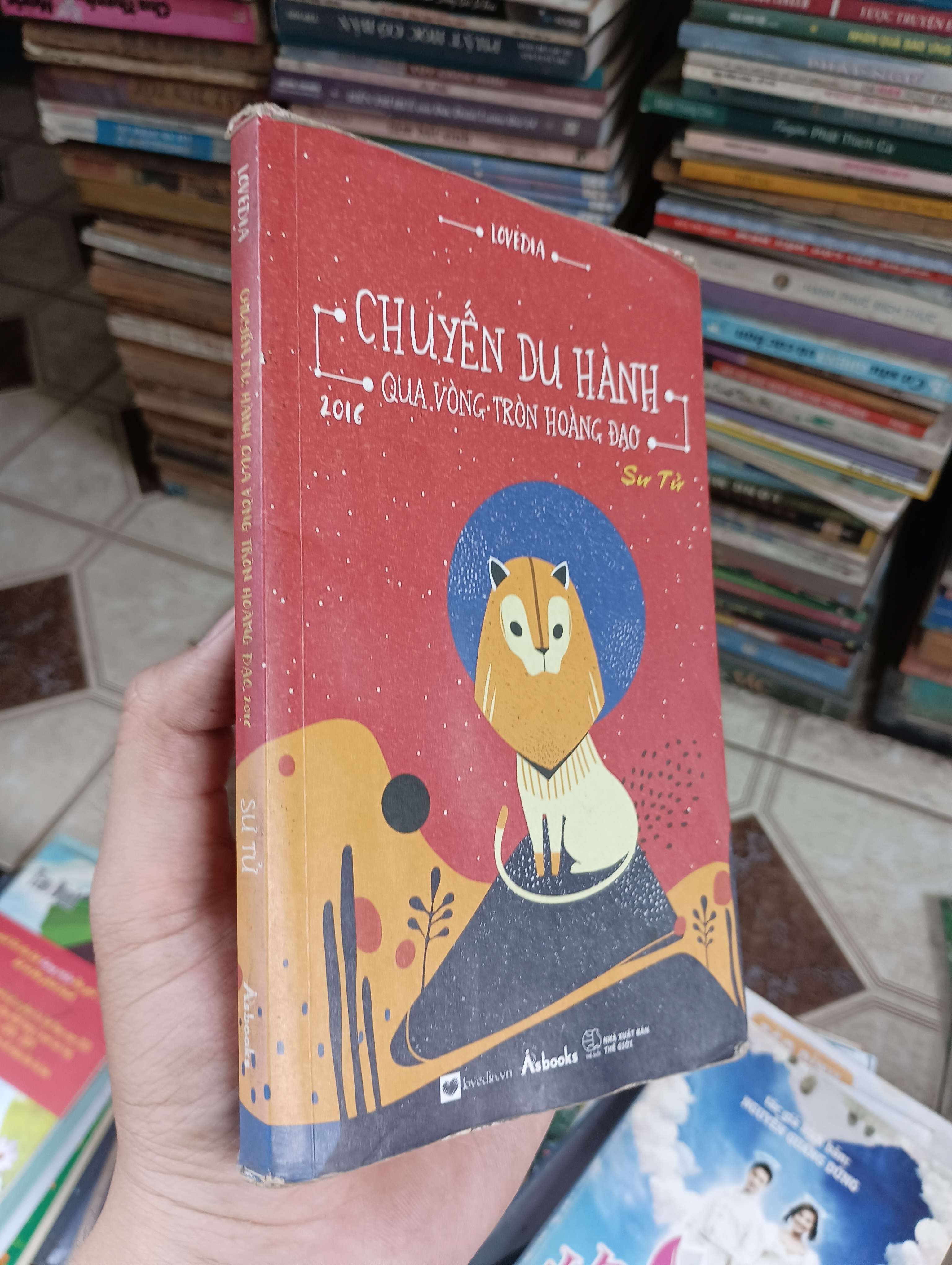 CHUYỆN DU HÀNH QUA VÒNG TRÒN HOÀNG ĐẠO - Lovedia (Sách văn học) BGB