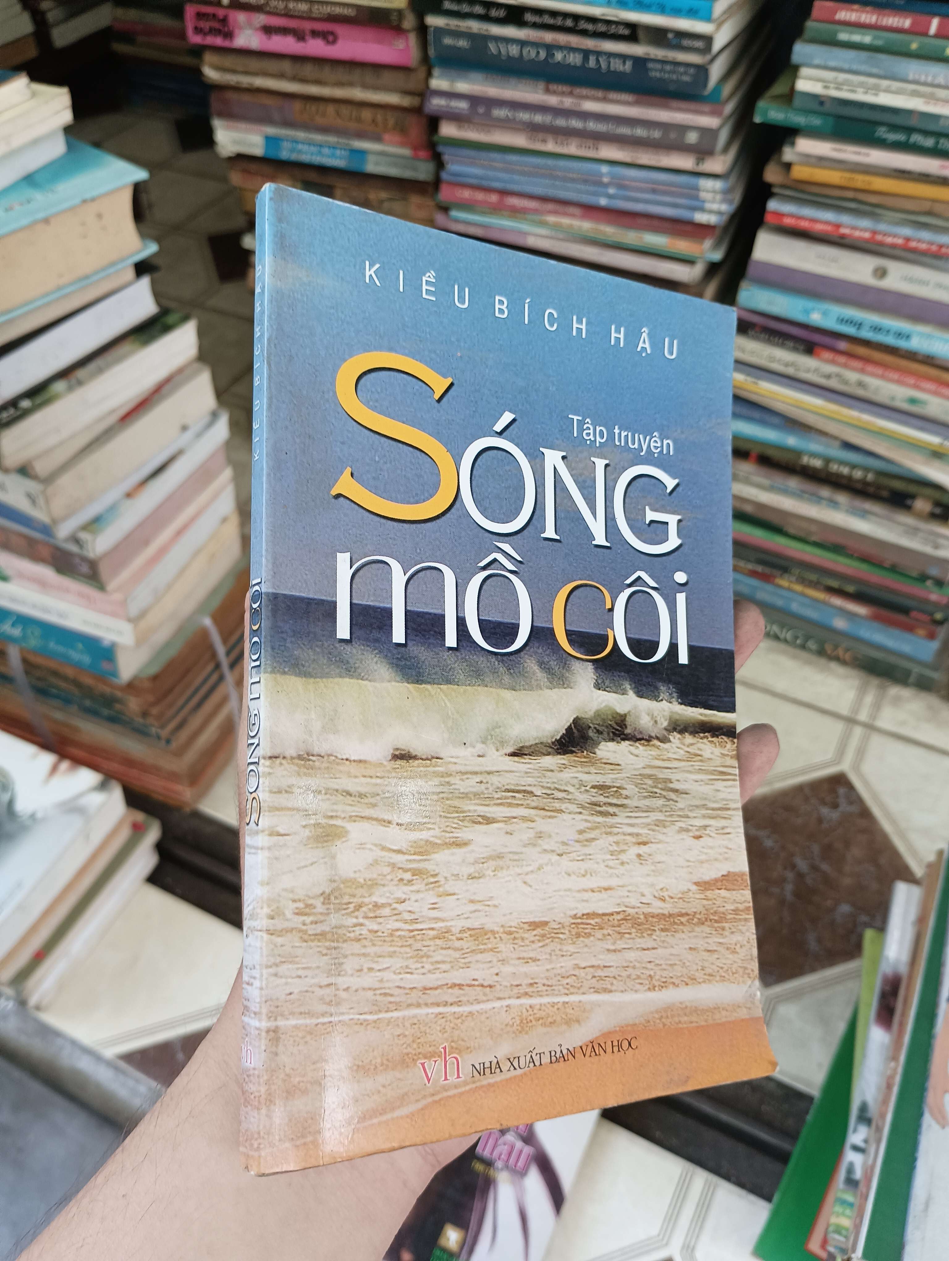 Sóng mồ côi - Kiều Bích Hậu (Sách văn học) BGB