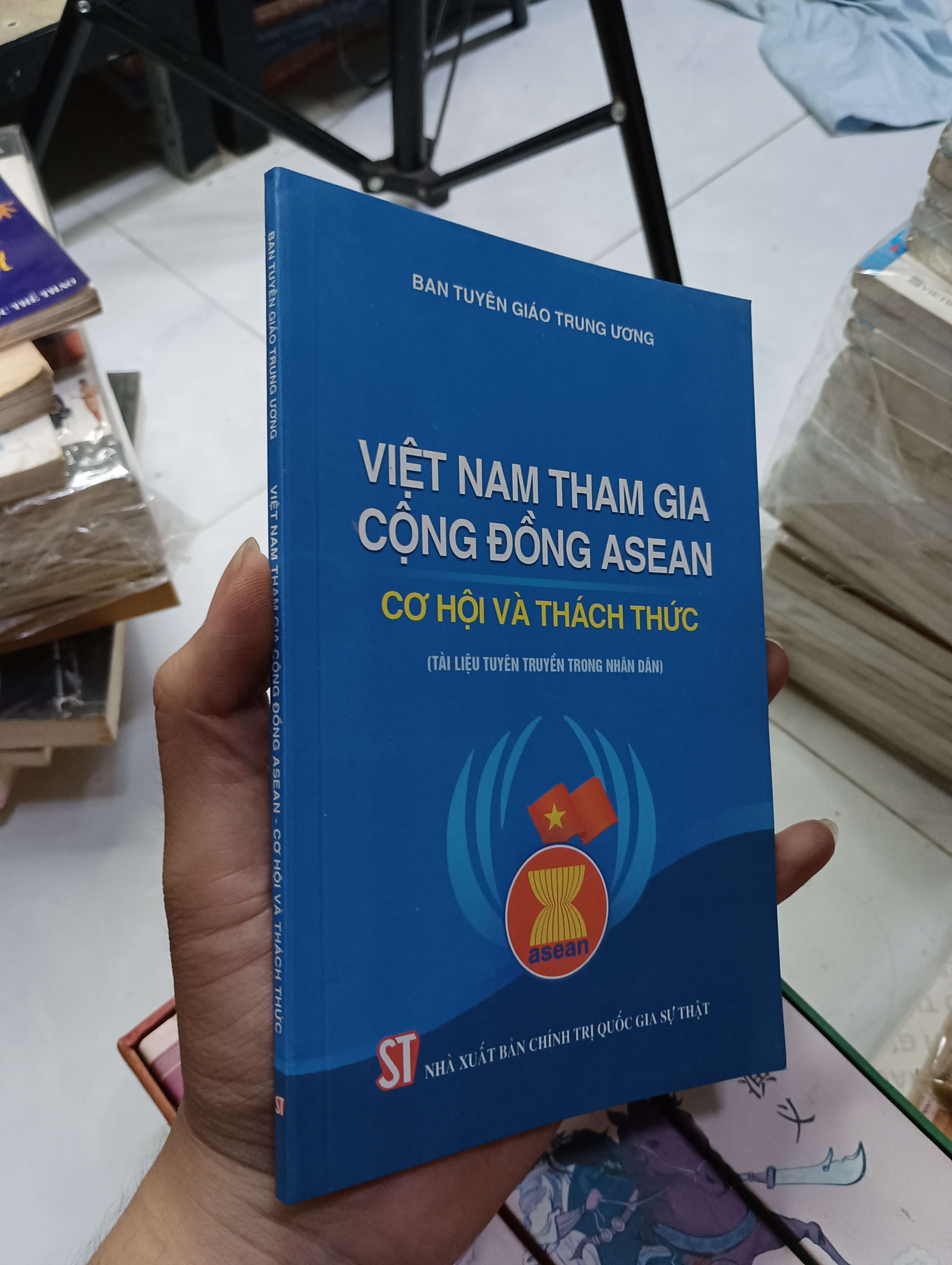 VIỆT NAM THAM GIA CỘNG ĐỒNG ASEAN CƠ HỘI VÀ THÁCH THỨC 2017 80% (Sách kiến thức tổng hợp) HCM