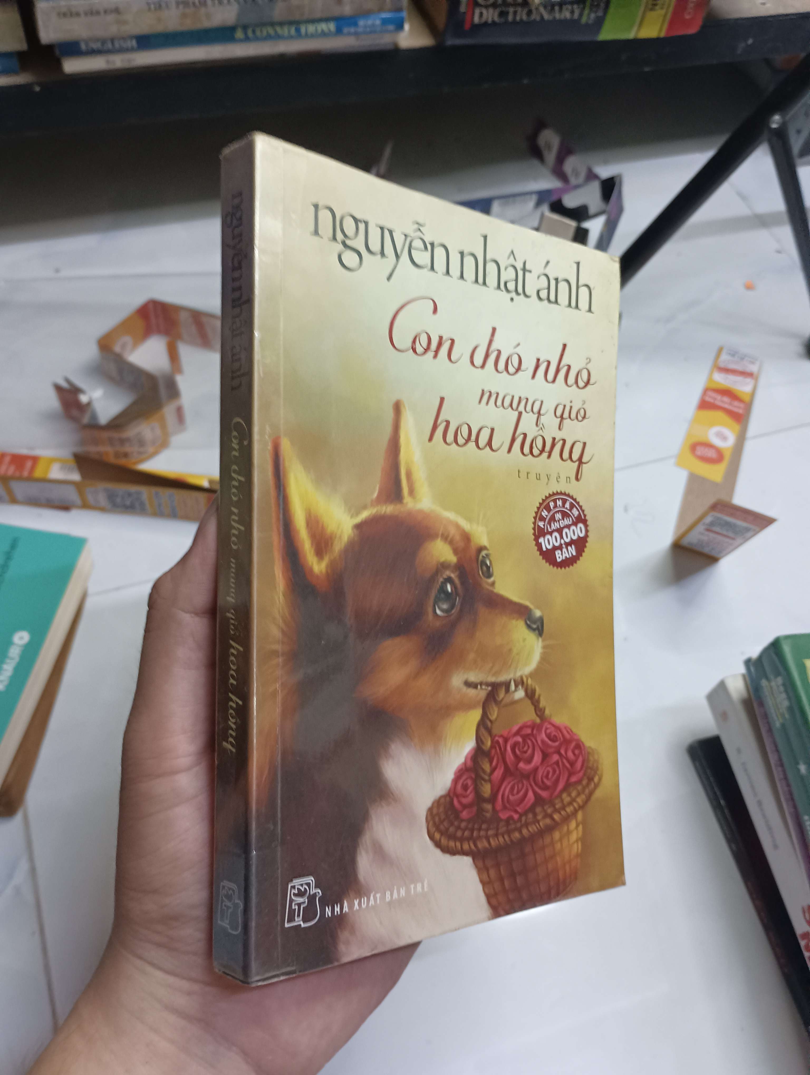 Con chó nhỏ mang giỏ hoa hồng - nguyễn nhật ánh 2016 80% ố (Truyện Ngắn) HCM