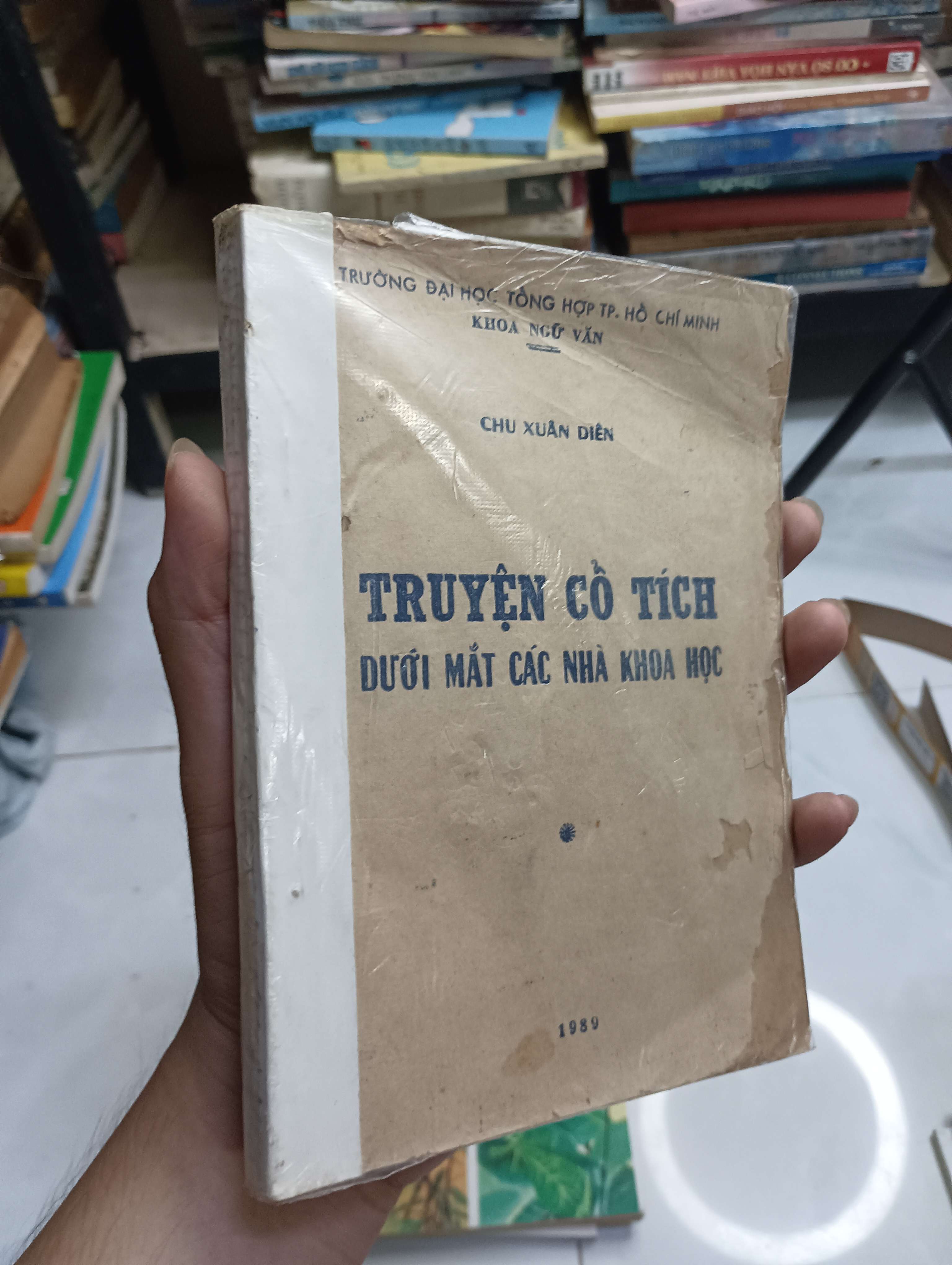 TRUYỆN CỔ TÍCH DƯỚI MẮT CÁC NHÀ KHOA HỌC - CHU XUÂN DIỄN 1989 80% bìa xấu (Sách văn học) HCM