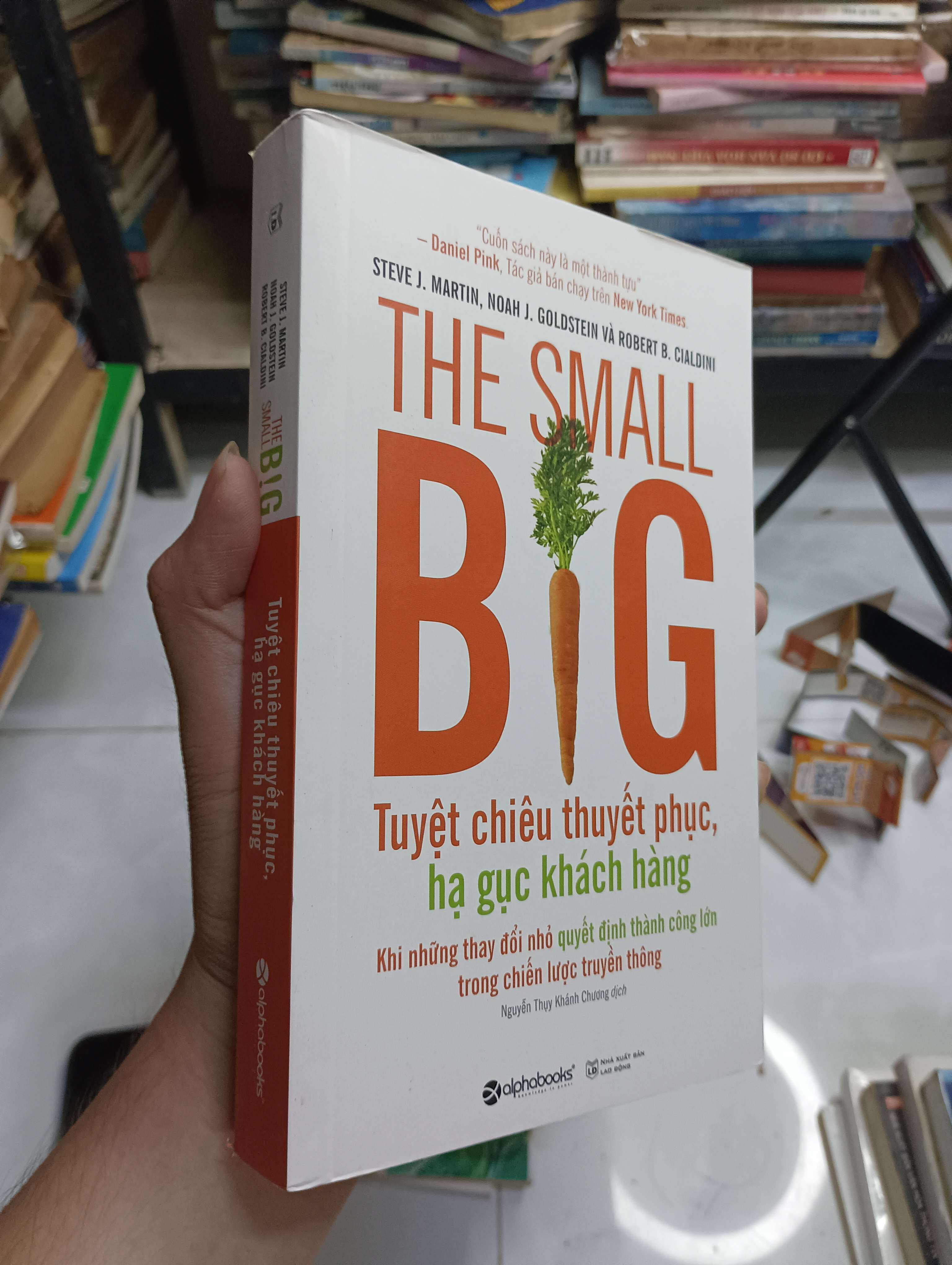 The Small Big: Tuyệt chiêu thuyết phục, hạ gục khách hàng - Steve J. Martin, Noah J. Goldstein, Robert B. Cialdini 2018 80% (Kinh doanh - Marketing) HCM