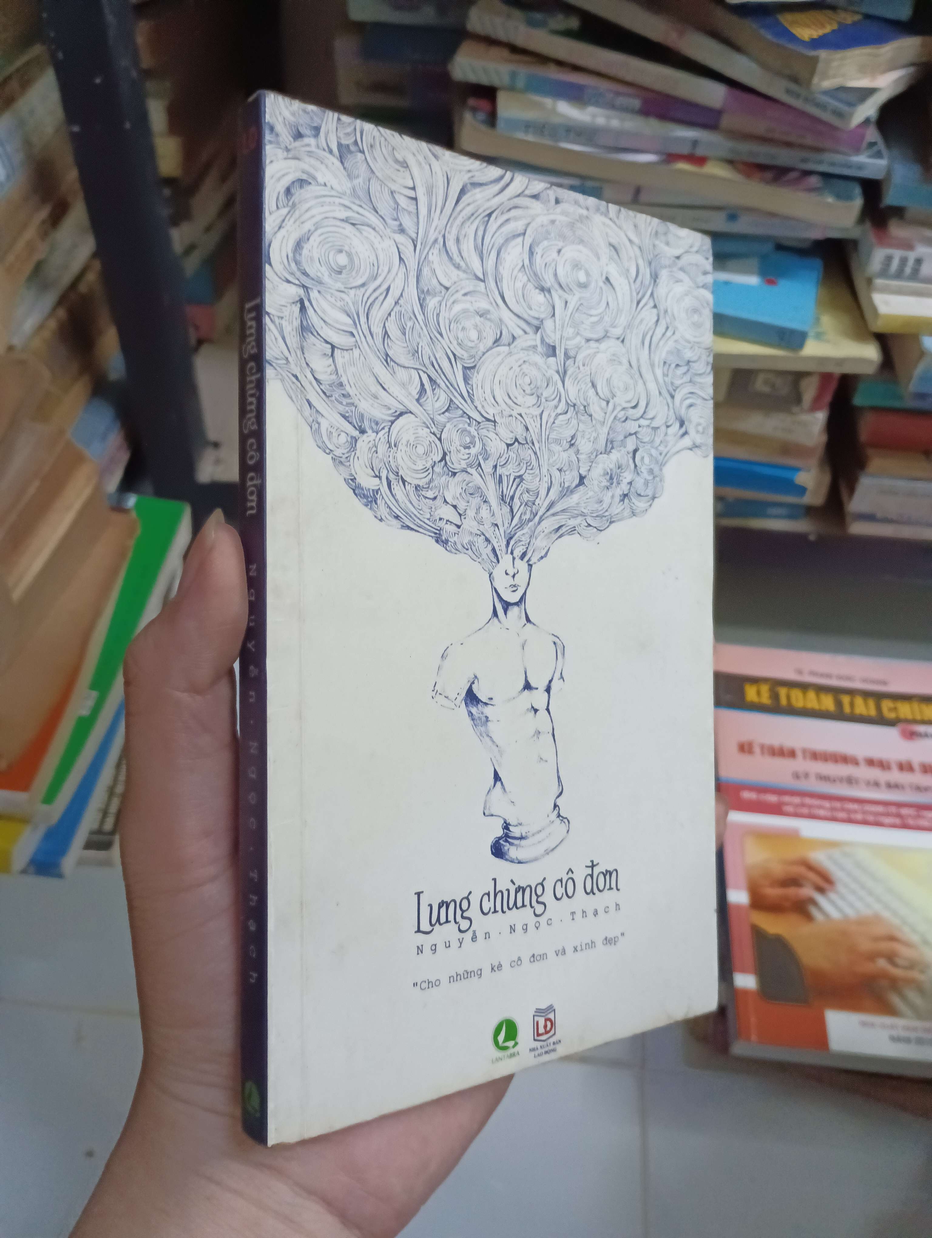 Lưng chừng cô đơn - Nguyễn Ngọc Thạch 2015 80% ố (Sách văn học) HCM