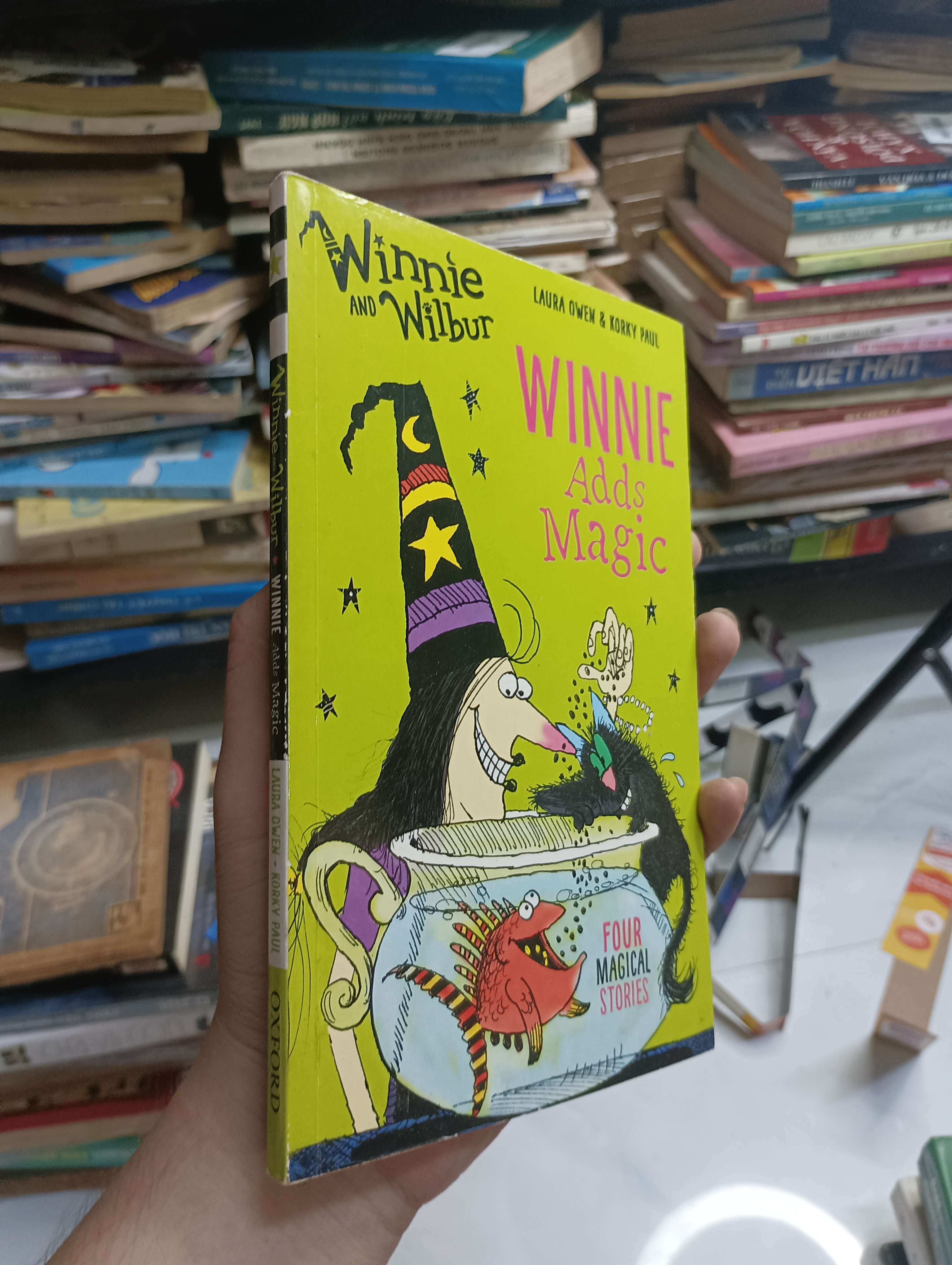 Winnie Adds Magic - Laura Owen & Korky Paul 2014 80% (Sách thiếu nhi) HCM